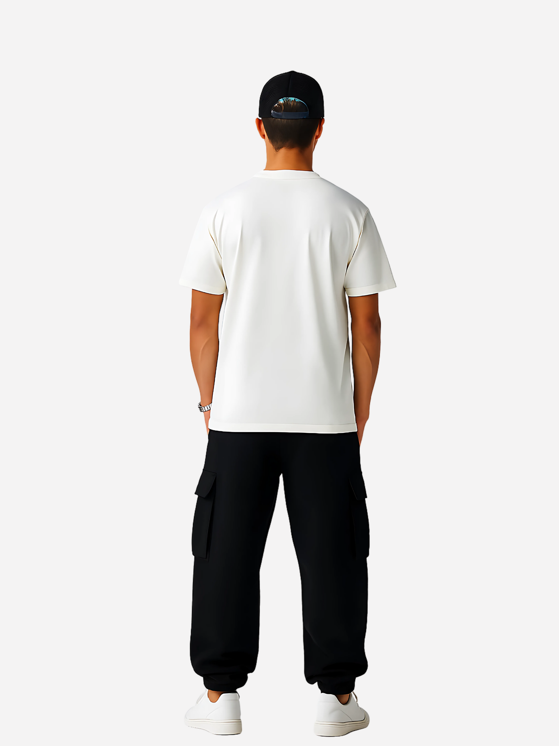 Rückansicht des Vyfinity Oversize T-Shirts in Weiß, getragen von einem Model mit schwarzer Cargo Pants, weißen Sneakern und Cap. Streetwear Full-Body Mockup mit schlichtem Rücken ohne Print.