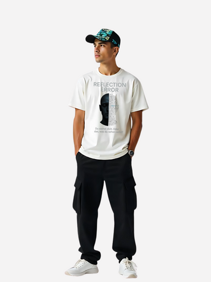 Vyfinity Oversize T-Shirt in Weiß mit Aufdruck "REFLECTION ERROR". Full-Body Mockup mit Model, kombiniert mit schwarzen Cargo Pants, weißen Sneakern und Cap. Streetwear Look mit philosophischem Design und abstraktem Gesicht-Print.