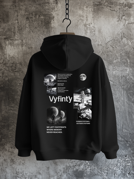 Schwarzer Vyfinity Hoodie mit Weltraum- und Astronautenmotiv, modernem Backprint und futuristischem Design – Unisex Streetwear im Oversized-Look für Mode- und Space-Fans