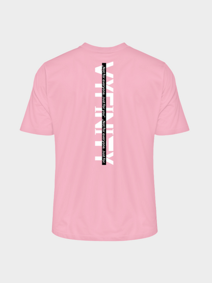 Vyfinity Oversize T-Shirt in Rosa, Rückseite mit großem vertikalen VYFINITY Schriftzug und dem Slogan „Not for everyone. Just for you.“. Urban Streetwear Design.