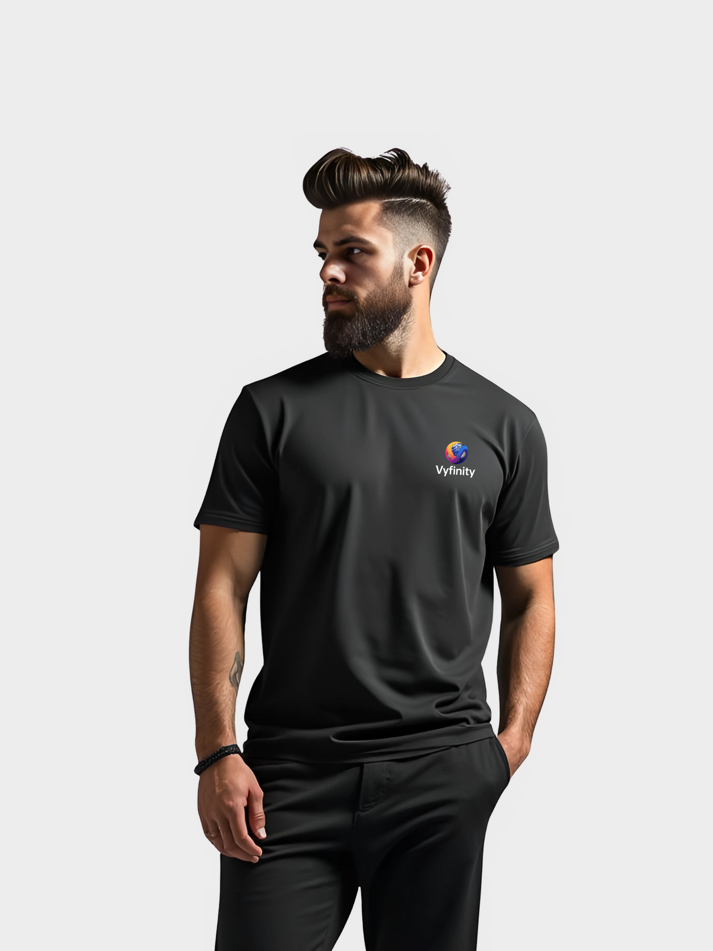 Vyfinity T-Shirt in Schwarz mit farbigem Logo auf der Brust, getragen von einem männlichen Model. Moderner und minimalistischer Lifestyle-Look mit cleanem Hintergrund, perfekt für Streetwear und Casual Style.
