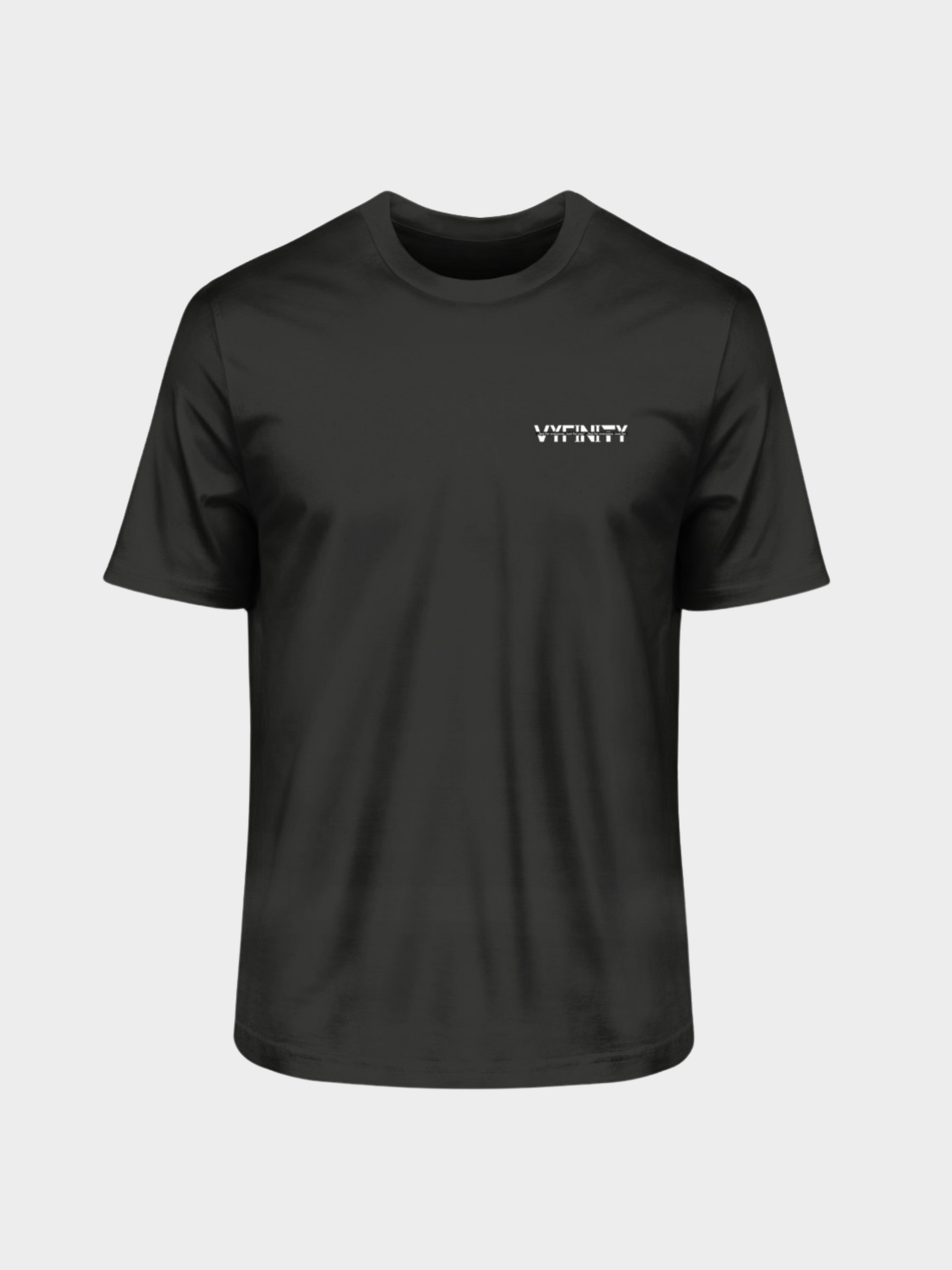 Vyfinity Oversize T-Shirt in Schwarz, Vorderseite mit kleinem weißen VYFINITY Logo auf der linken Brust. Schlichtes Streetwear Essential für minimalistischen Look.
