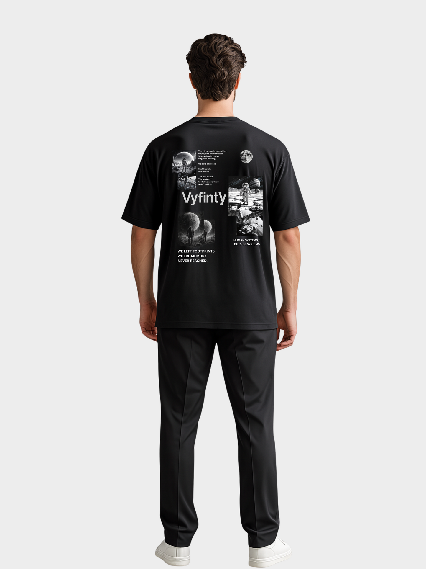 Schwarzes Oversize T-Shirt mit auffälligem Vyfinity Space Backprint. Design zeigt Astronauten, Planeten und kosmische Szenen in Schwarz-Weiß mit Textzitaten über Exploration und Menschlichkeit. Moderner Streetwear-Style mit urbanem Future-Look.