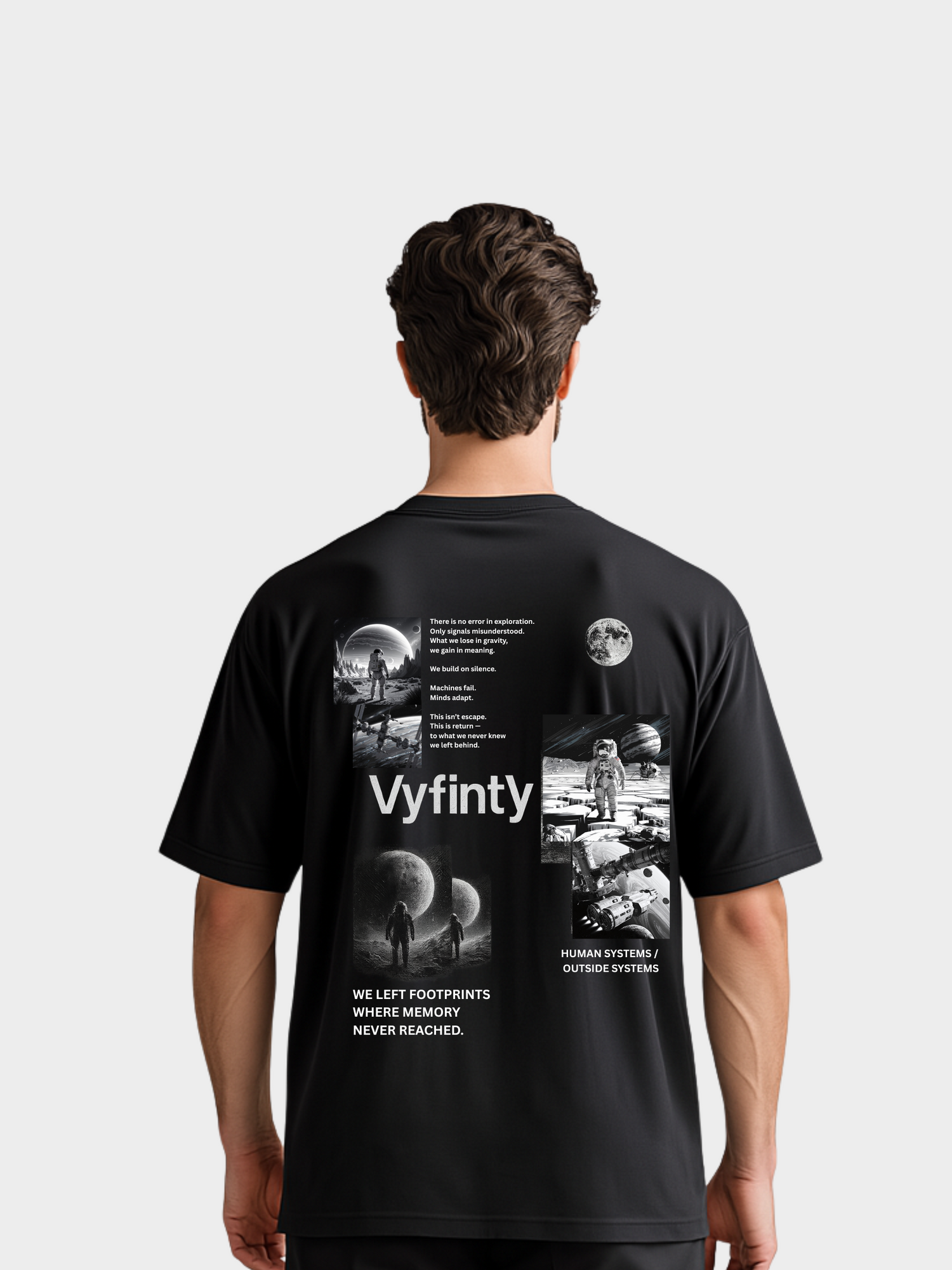 Schwarzes Oversize T-Shirt mit großem futuristischem Backprint. Vyfinity Space Exploration Design mit Astronauten, Monden und Galaxien, kombiniert mit inspirierenden Zitaten über Erinnerung und Menschheit – modernes Streetwear Statement Piece.