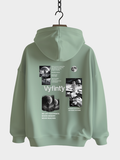 Vyfinity Space Hoodie in Farbe Aloe mit großem Weltraum- und Astronautenmotiv auf dem Rücken, modernem Backprint und futuristischem Design – Unisex Streetwear im Oversized-Look