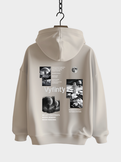 Vyfinity Space Hoodie in Farbe Desert Dust mit großem Weltraum- und Astronautenmotiv auf dem Rücken, modernem Backprint und futuristischem Design – Unisex Streetwear im Oversized-Look