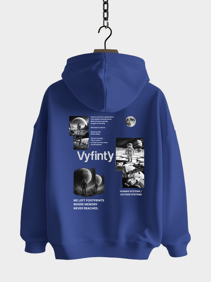 Vyfinity Space Hoodie in Farbe Worker Blue mit großem Weltraum- und Astronautenmotiv auf dem Rücken, modernem Backprint und futuristischem Design – Unisex Streetwear im Oversized-Look