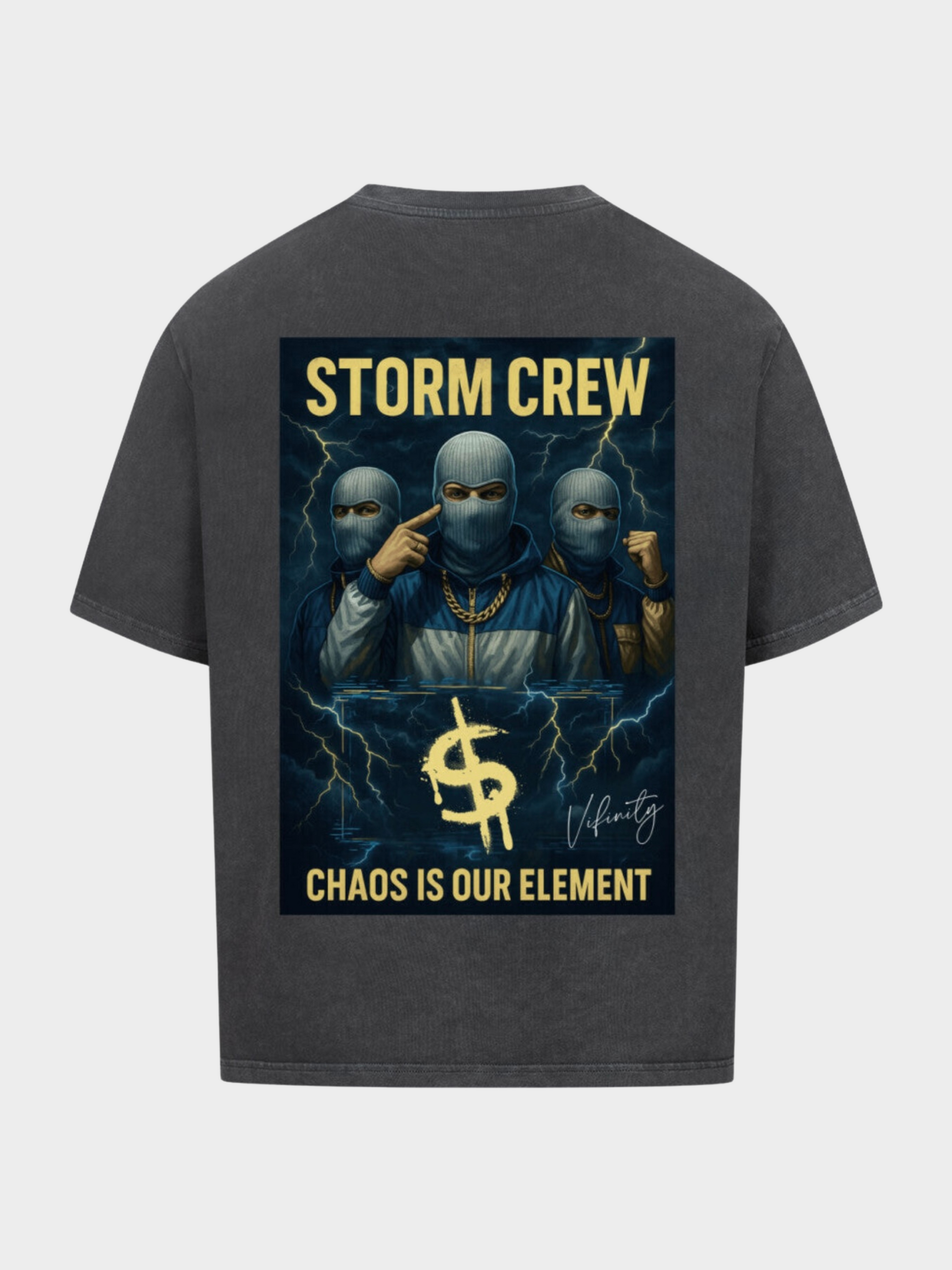 Vyfinity Storm Crew T-Shirt in Vintage Anthrazit, Rückseite. Großes Backprint-Design mit drei maskierten Figuren, goldener Aufschrift „Storm Crew“ und „Chaos is our Element“, Blitz-Motiven und Dollar-Symbol. Urban Streetwear Statement.