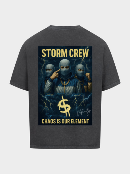 Vyfinity Storm Crew T-Shirt in Vintage Anthrazit, Rückseite. Großes Backprint-Design mit drei maskierten Figuren, goldener Aufschrift „Storm Crew“ und „Chaos is our Element“, Blitz-Motiven und Dollar-Symbol. Urban Streetwear Statement.