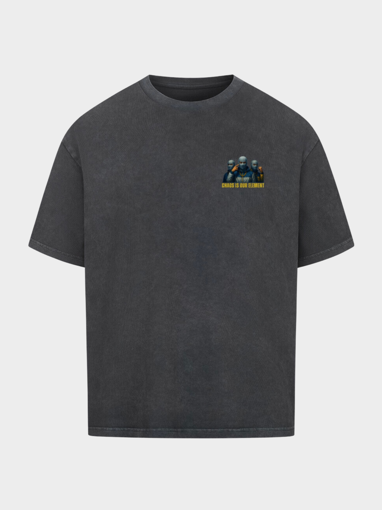 Vyfinity Storm Crew T-Shirt in Vintage Anthrazit, Vorderseite. Kleiner Brustprint mit drei maskierten Figuren und gelber Aufschrift „Chaos is our Element“. Streetwear im urbanen Look.