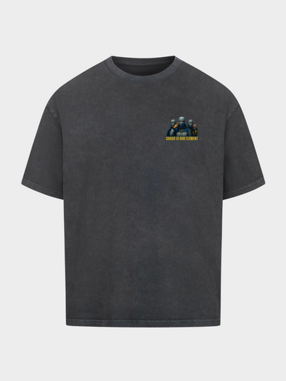 Vyfinity Storm Crew T-Shirt in Vintage Anthrazit, Vorderseite. Kleiner Brustprint mit drei maskierten Figuren und gelber Aufschrift „Chaos is our Element“. Streetwear im urbanen Look.