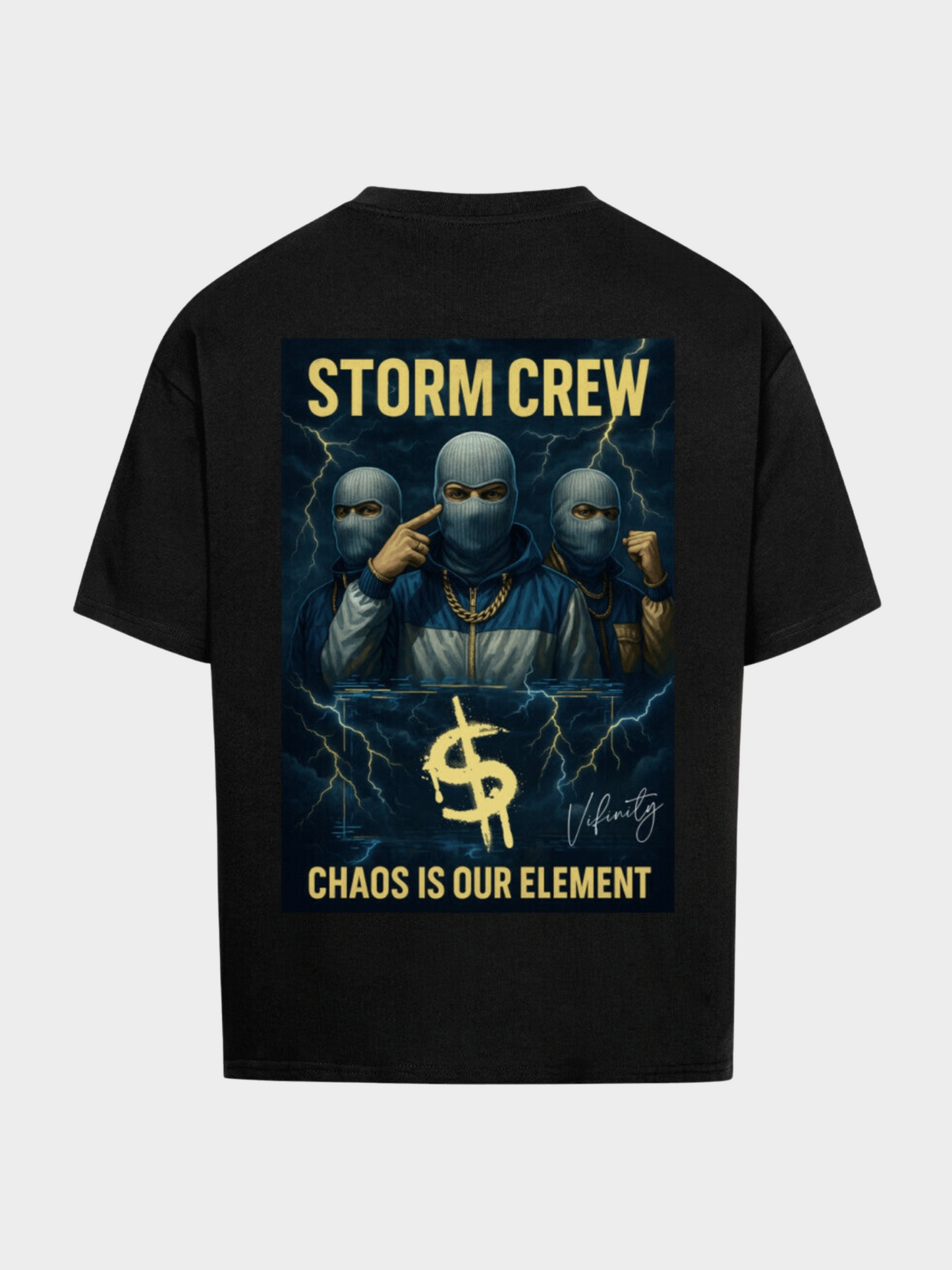 Vyfinity Storm Crew T-Shirt in Schwarz, Rückansicht. Großer Rückenprint mit drei maskierten Figuren, Blitzen, goldenem Dollarzeichen und gelber Schrift „Chaos is our Element“. Urban Streetwear Statement Piece.