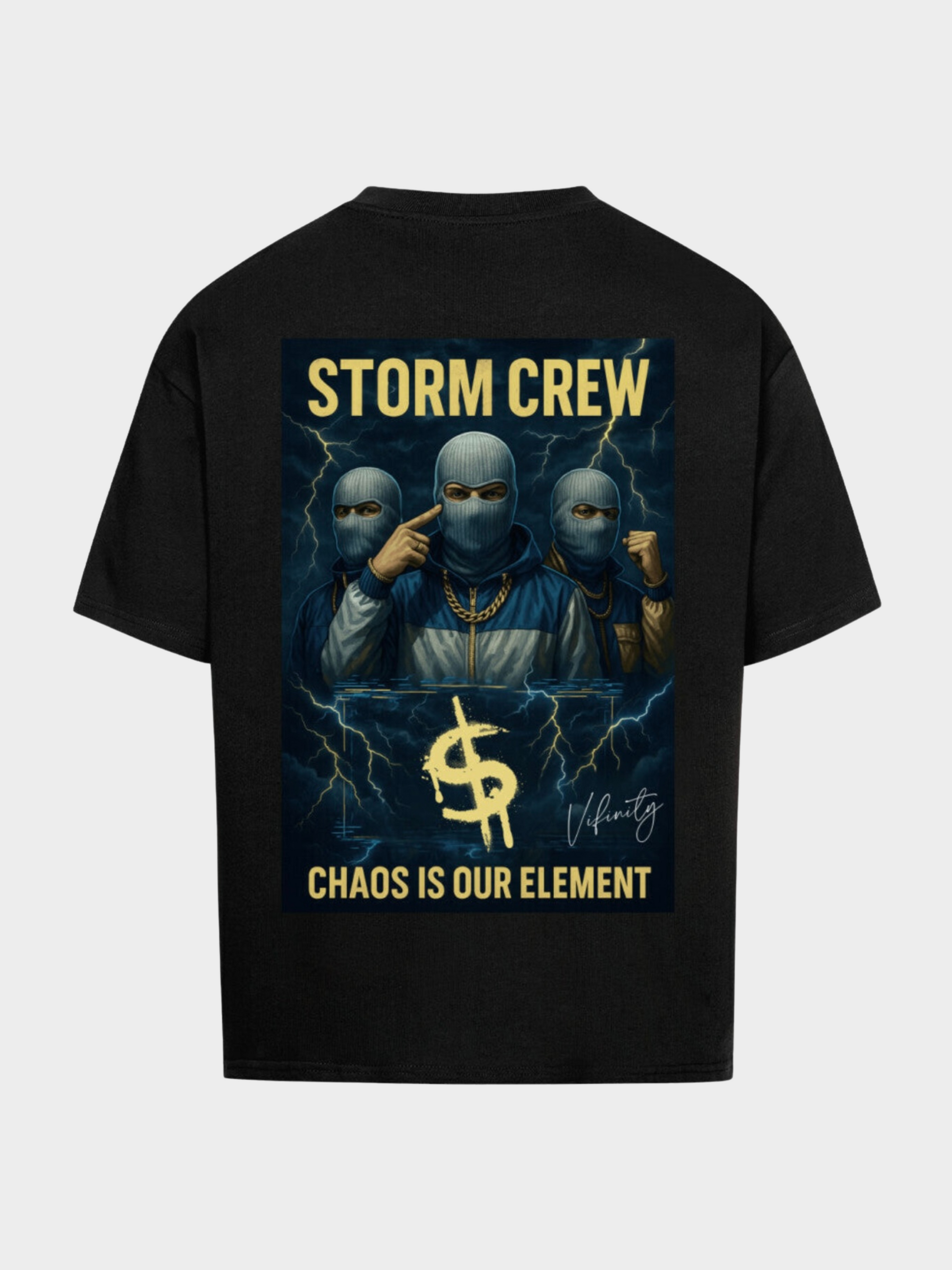 Vyfinity Storm Crew T-Shirt in Schwarz, Rückansicht. Großer Rückenprint mit drei maskierten Figuren, Blitzen, goldenem Dollarzeichen und gelber Schrift „Chaos is our Element“. Urban Streetwear Statement Piece.