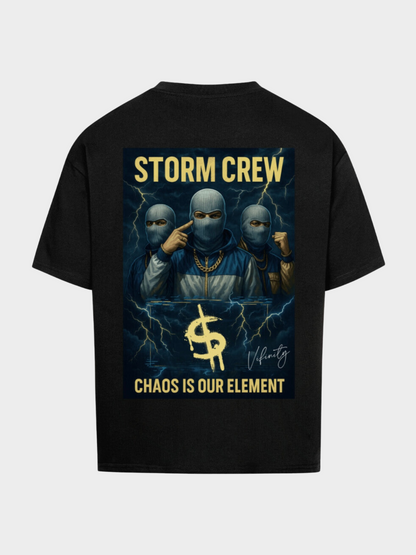 Vyfinity Storm Crew T-Shirt in Schwarz, Rückansicht. Großer Rückenprint mit drei maskierten Figuren, Blitzen, goldenem Dollarzeichen und gelber Schrift „Chaos is our Element“. Urban Streetwear Statement Piece.