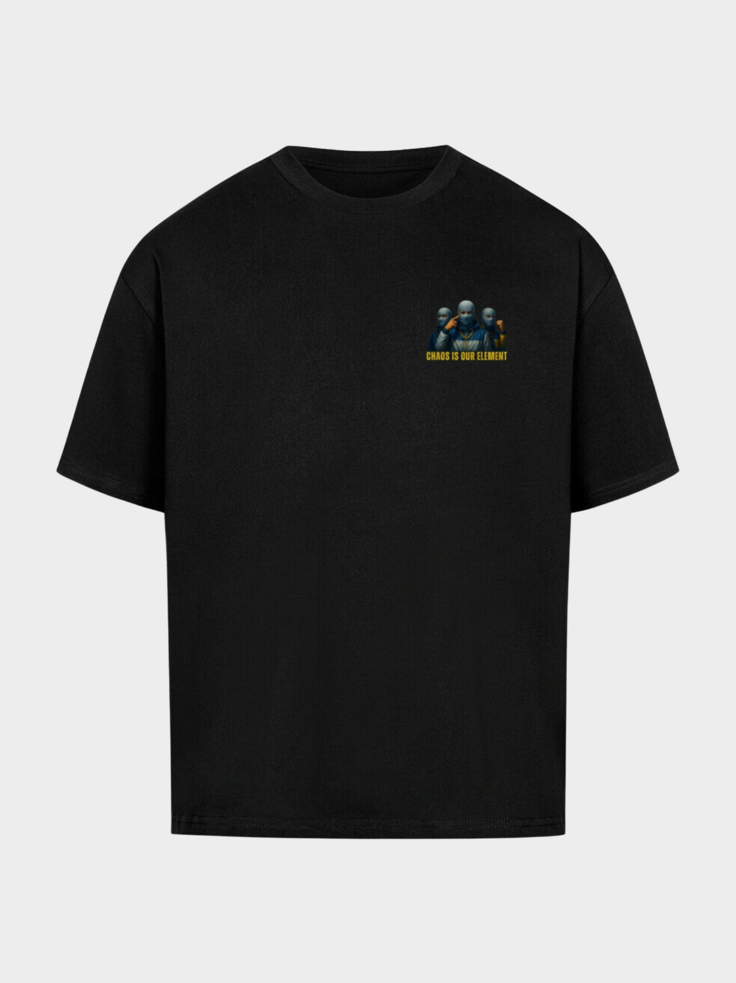 Vyfinity Storm Crew T-Shirt in Schwarz, Frontansicht. Kleiner Brustprint mit drei maskierten Figuren und gelber Schrift „Chaos is our Element“. Minimalistischer Urban Streetwear Look.