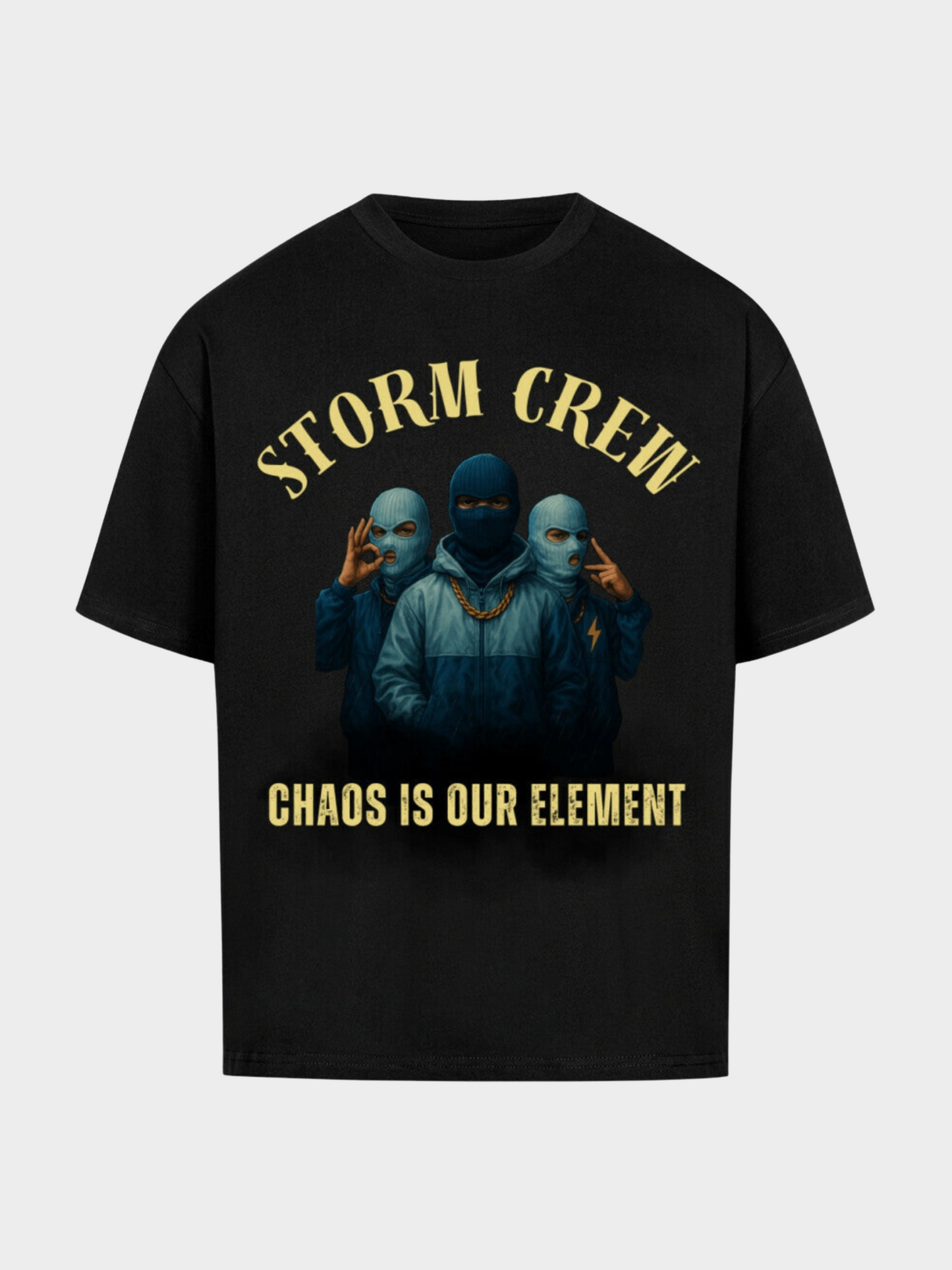 Vyfinity Storm Crew T-Shirt in Schwarz, Frontansicht. Auffälliger Print mit drei maskierten Figuren, goldener Schriftzug „STORM CREW“ darüber und „CHAOS IS OUR ELEMENT“ darunter. Streetwear-Shirt im Oversized-Look.