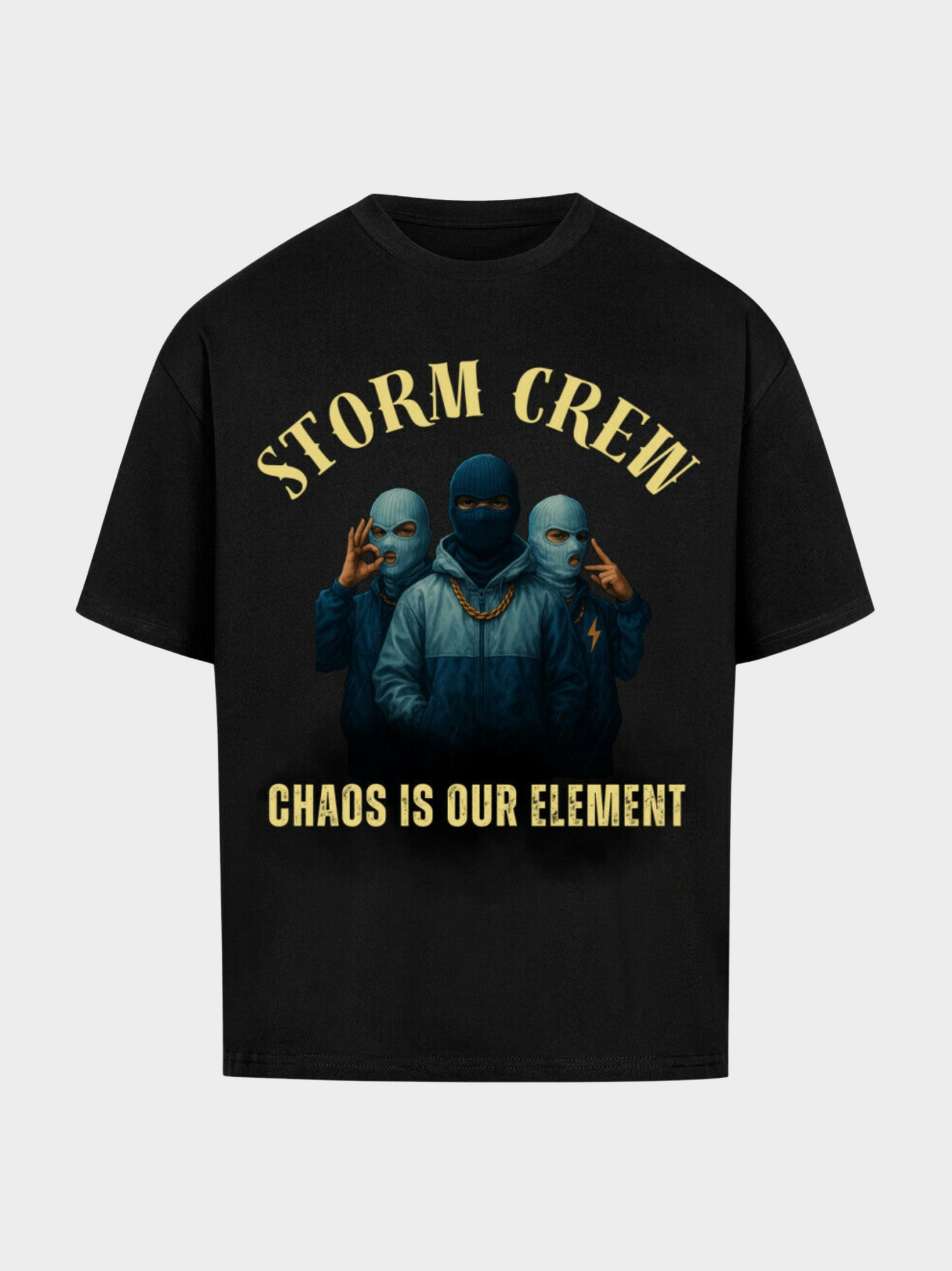 Vyfinity Storm Crew T-Shirt in Schwarz, Frontansicht. Auffälliger Print mit drei maskierten Figuren, goldener Schriftzug „STORM CREW“ darüber und „CHAOS IS OUR ELEMENT“ darunter. Streetwear-Shirt im Oversized-Look.