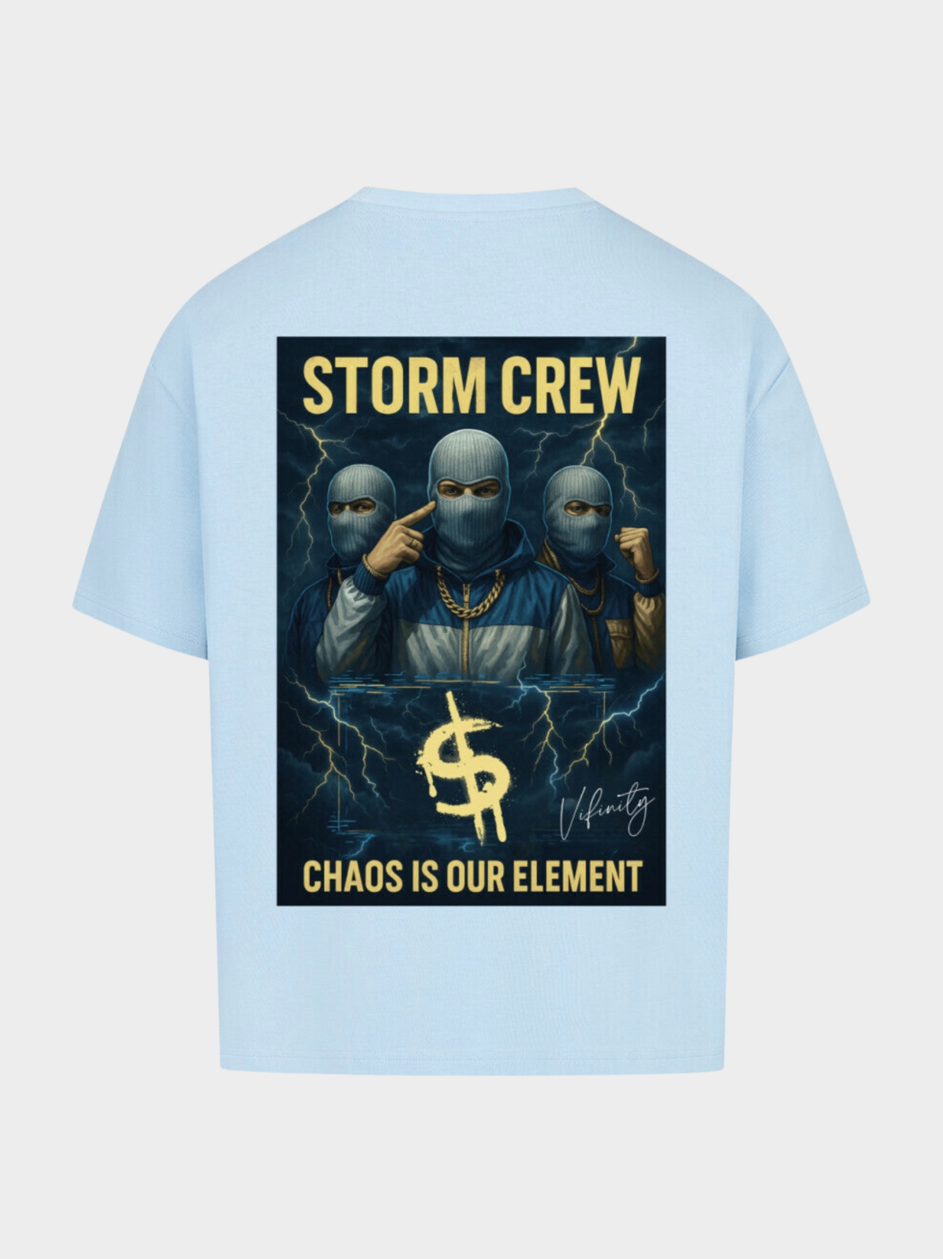 Vyfinity Storm Crew T-Shirt in Hellblau, Rückseite. Großer Rückenprint mit drei maskierten Figuren, gelbem Schriftzug „Storm Crew“ und „Chaos is our Element“ sowie goldfarbenem Dollar-Symbol im Blitz-Design. Oversize Streetwear.