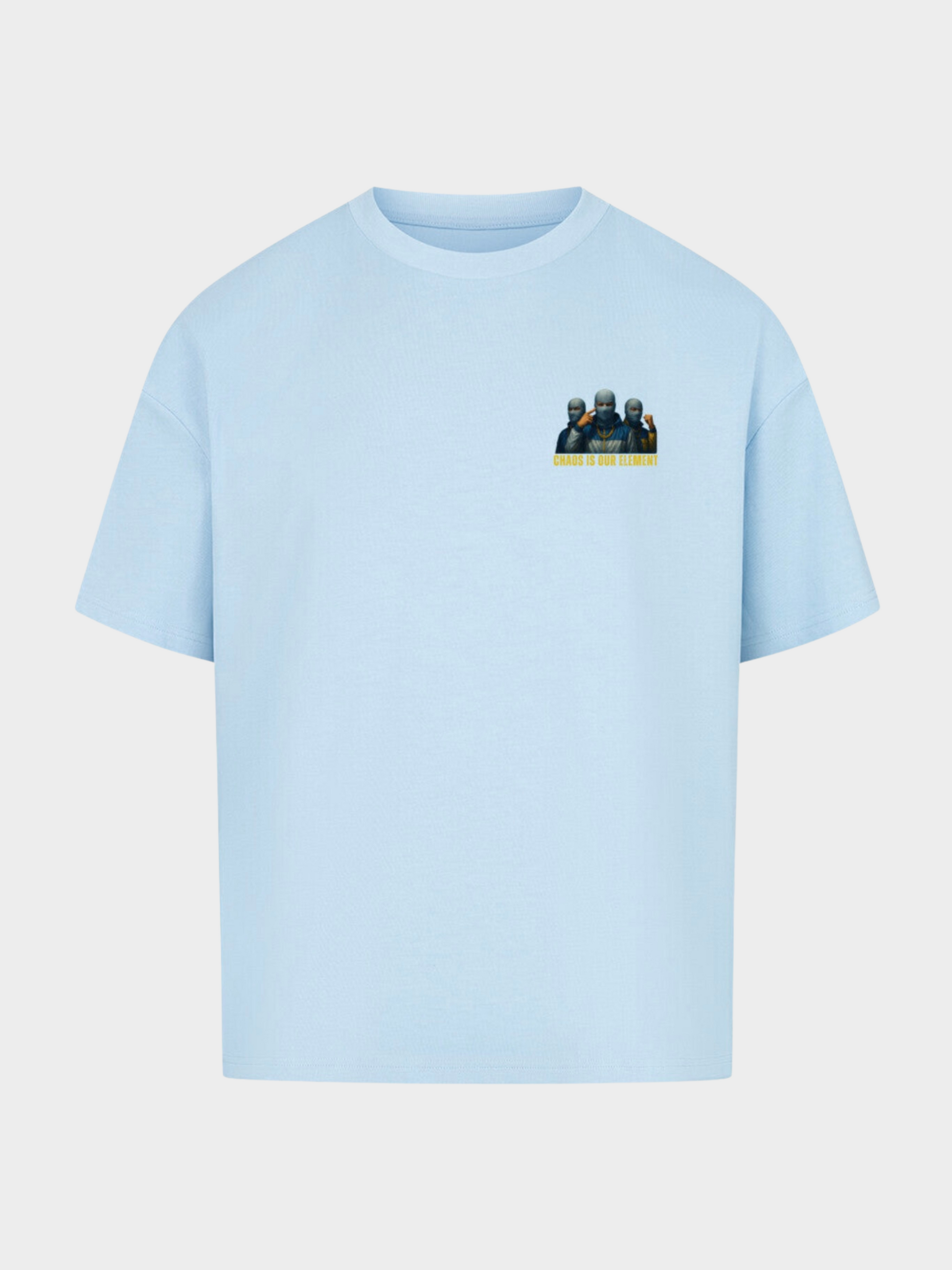 Vyfinity Storm Crew T-Shirt in Hellblau, Vorderseite. Kleiner Brustprint mit drei maskierten Figuren und gelbem Schriftzug „Chaos is our Element“. Oversize Streetwear im urbanen Style.