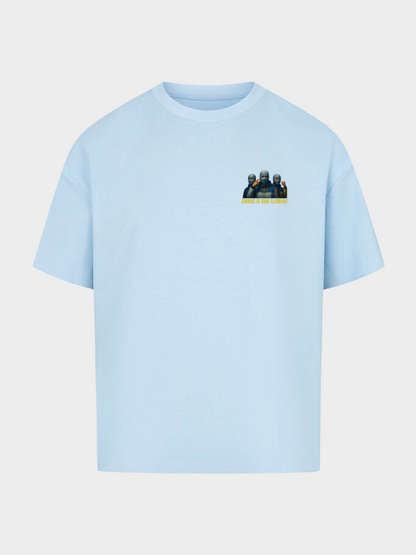 Vyfinity Storm Crew T-Shirt in Hellblau, Vorderseite. Kleiner Brustprint mit drei maskierten Figuren und gelbem Schriftzug „Chaos is our Element“. Oversize Streetwear im urbanen Style.