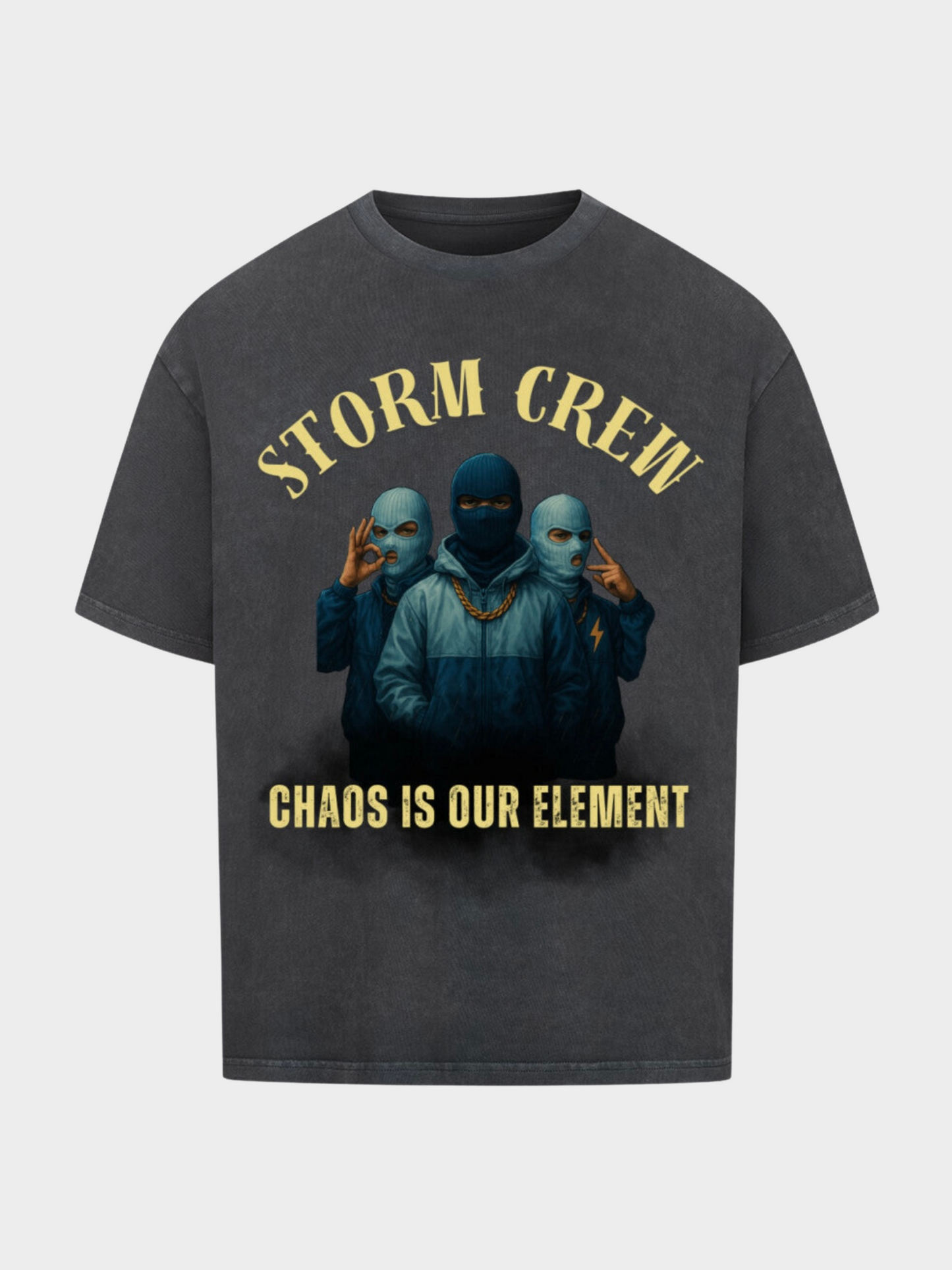 Vyfinity Storm Crew T-Shirt in Vintage-Schwarz, Frontansicht. Auffälliger Frontprint mit drei maskierten Figuren, goldener Schrift „STORM CREW“ oben und „CHAOS IS OUR ELEMENT“ unten, urbaner Streetwear-Look.