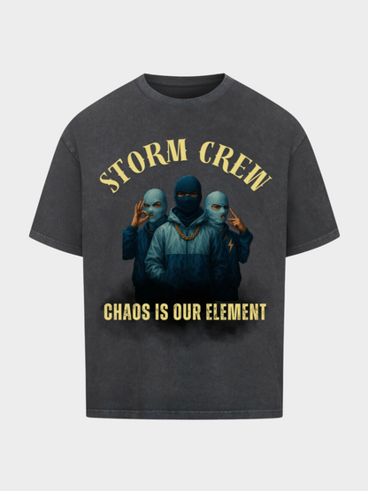 Vyfinity Storm Crew T-Shirt in Vintage-Schwarz, Frontansicht. Auffälliger Frontprint mit drei maskierten Figuren, goldener Schrift „STORM CREW“ oben und „CHAOS IS OUR ELEMENT“ unten, urbaner Streetwear-Look.