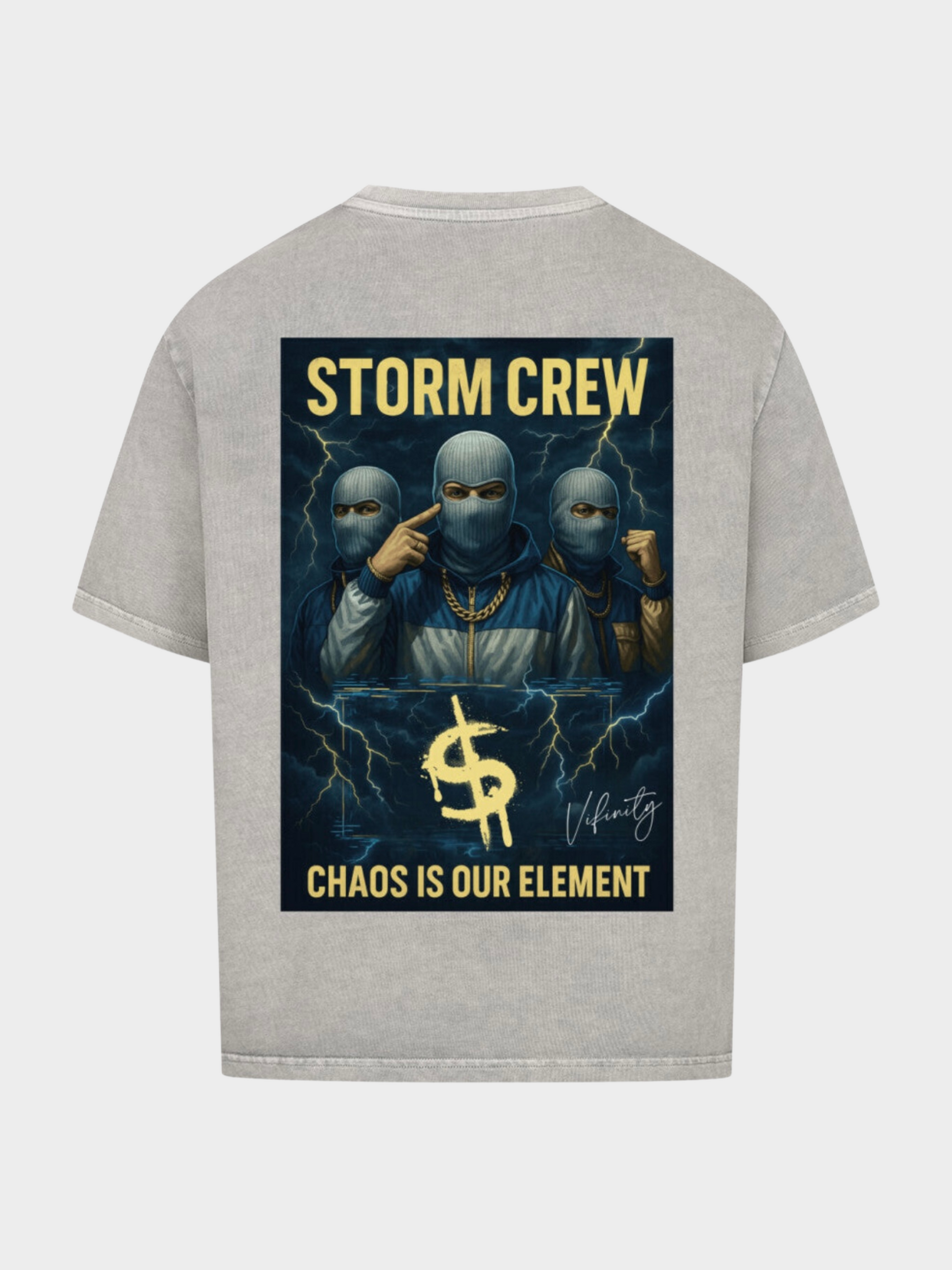 Vyfinity Storm Crew T-Shirt in Vintage Hellgrau, Rückseite. Großes Rückenmotiv mit drei maskierten Figuren, goldenen Ketten, Blitzen und gelbem Schriftzug „Storm Crew – Chaos is our Element“. Urban Oversize-Streetwear Style.
