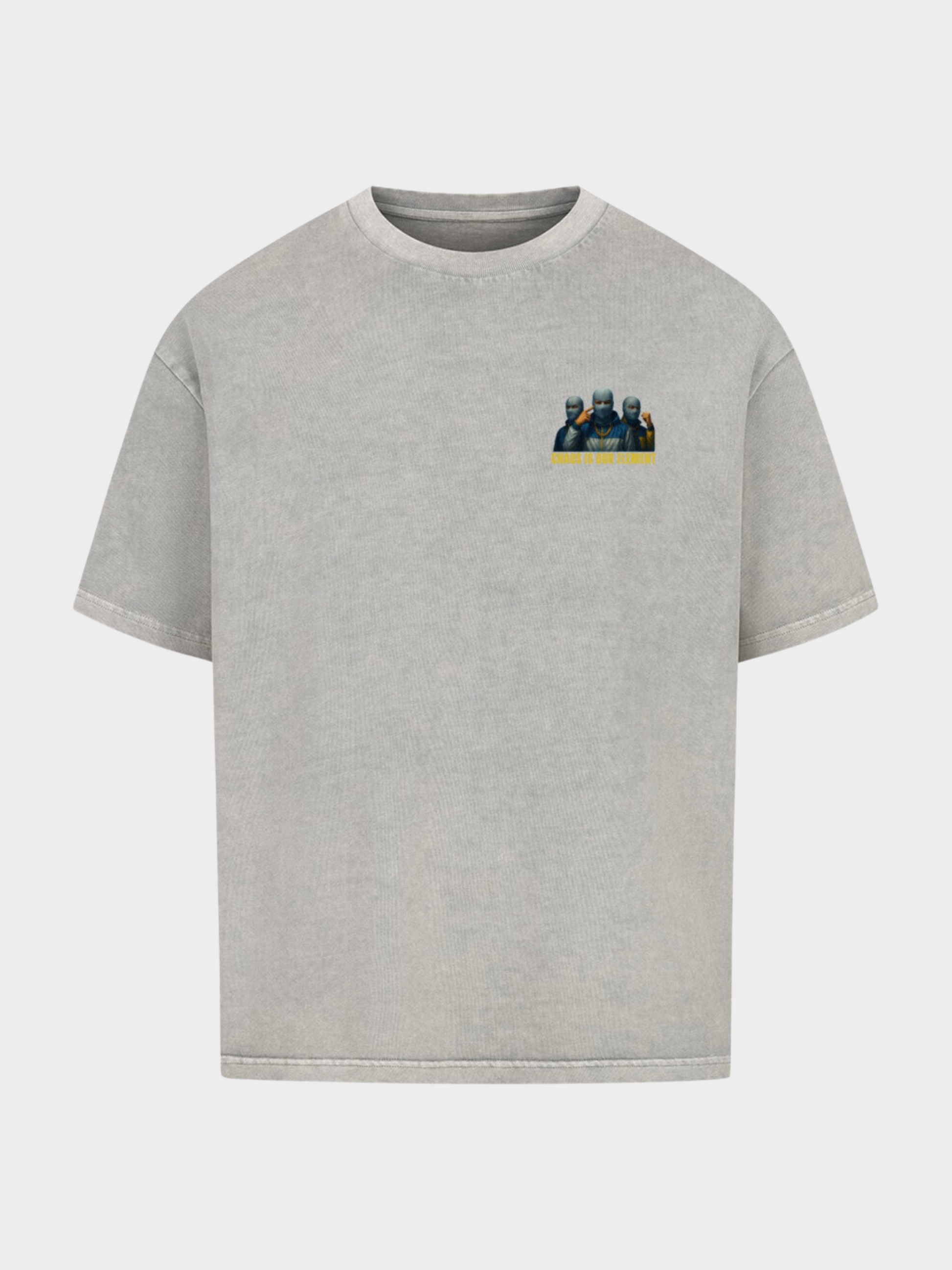 Vyfinity Storm Crew T-Shirt in Vintage Hellgrau, Vorderseite. Kleiner Brustprint mit drei maskierten Figuren und gelbem Schriftzug „Chaos is our Element“. Urban Oversize-Streetwear Style.