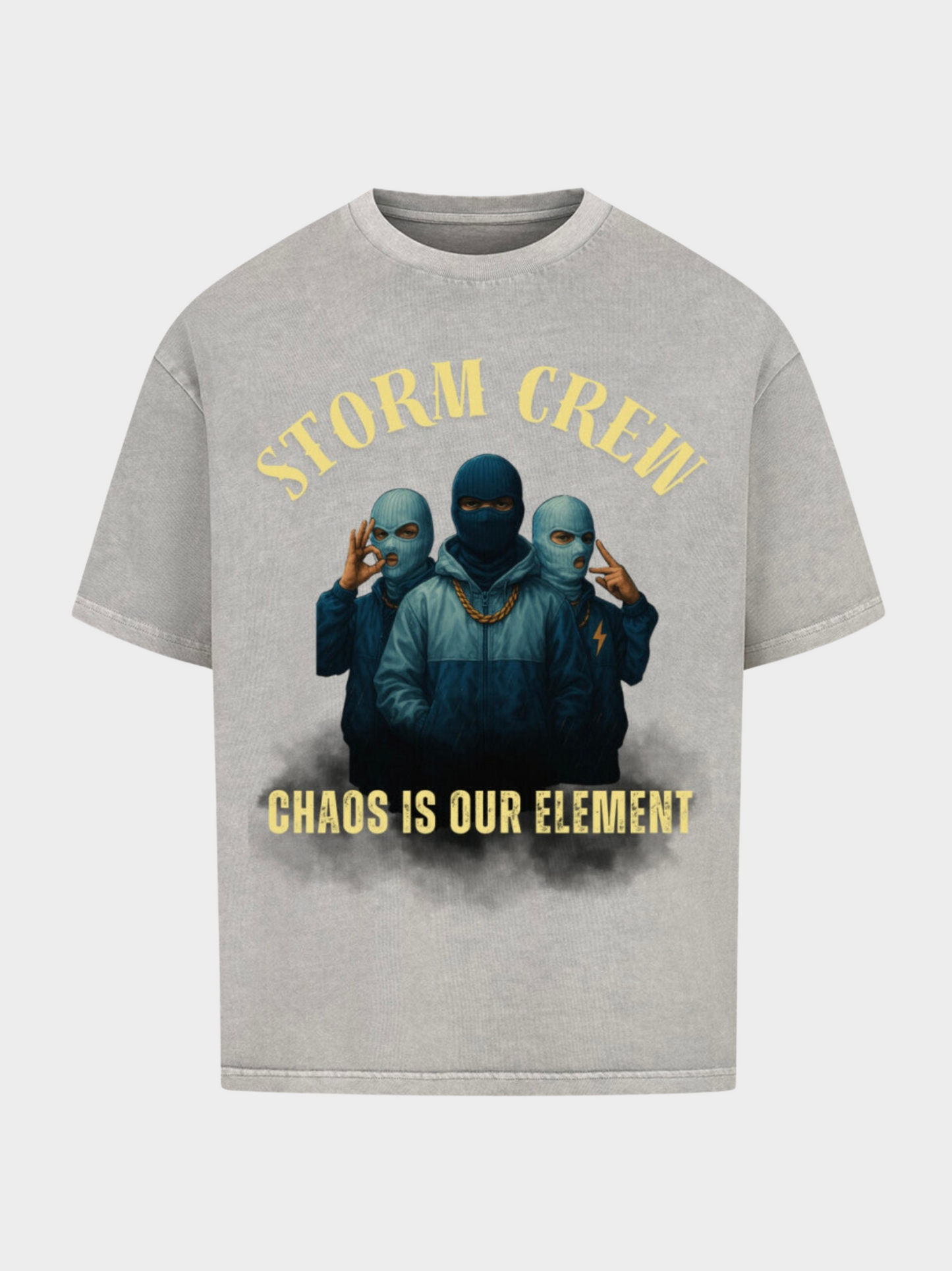 Vyfinity Storm Crew T-Shirt in Vintage-Grau, Frontansicht. Urbaner Frontprint mit drei maskierten Figuren, goldene Aufschrift „STORM CREW“ oben und „CHAOS IS OUR ELEMENT“ unten. Streetwear im markanten Oversized-Look.