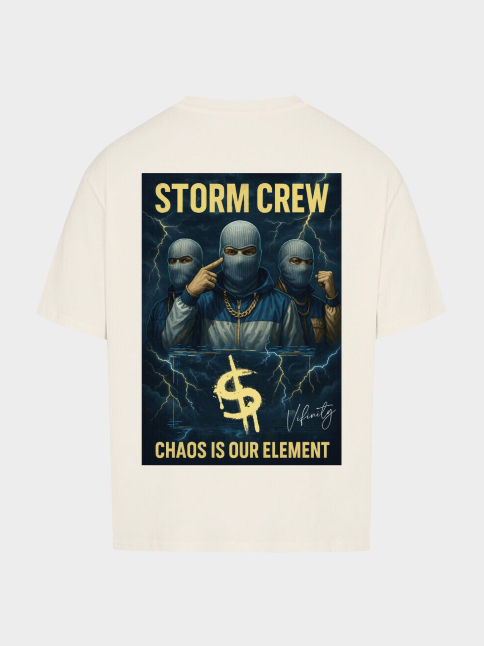Vyfinity Storm Crew T-Shirt in Weiß, Rückseite. Großer Rückenprint mit drei maskierten Figuren, gelber Schriftzug „Storm Crew“ und „Chaos is our Element“ sowie goldfarbenem Dollar-Symbol. Streetwear im rebellischen Style.