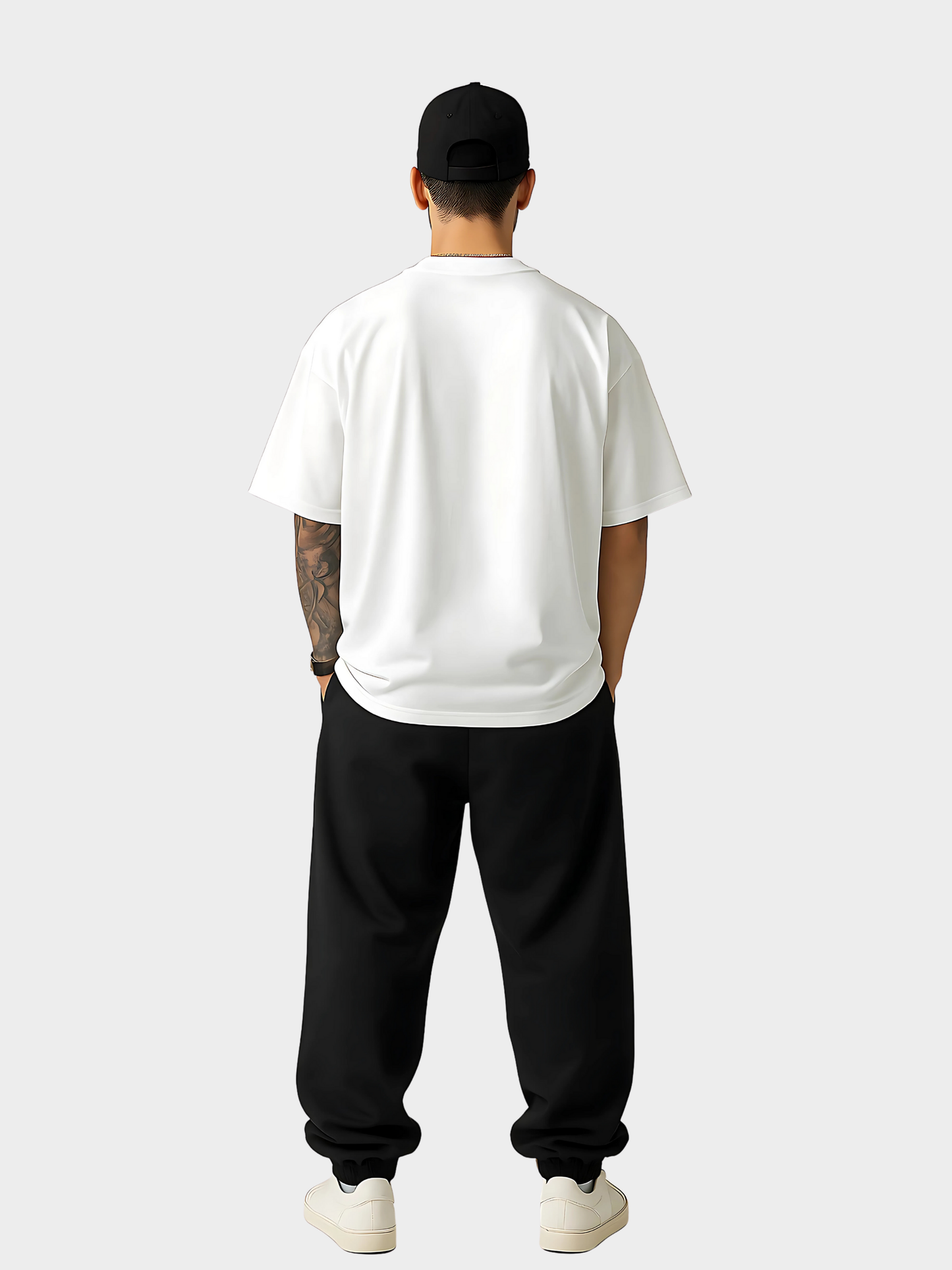 Vyfinity Storm Crew T-Shirt in Weiß, Rückansicht als Ganzkörper-Mockup. Model trägt schwarze Cap, schwarze Hose und weiße Sneaker. Schlichte Rückseite ohne Aufdruck.