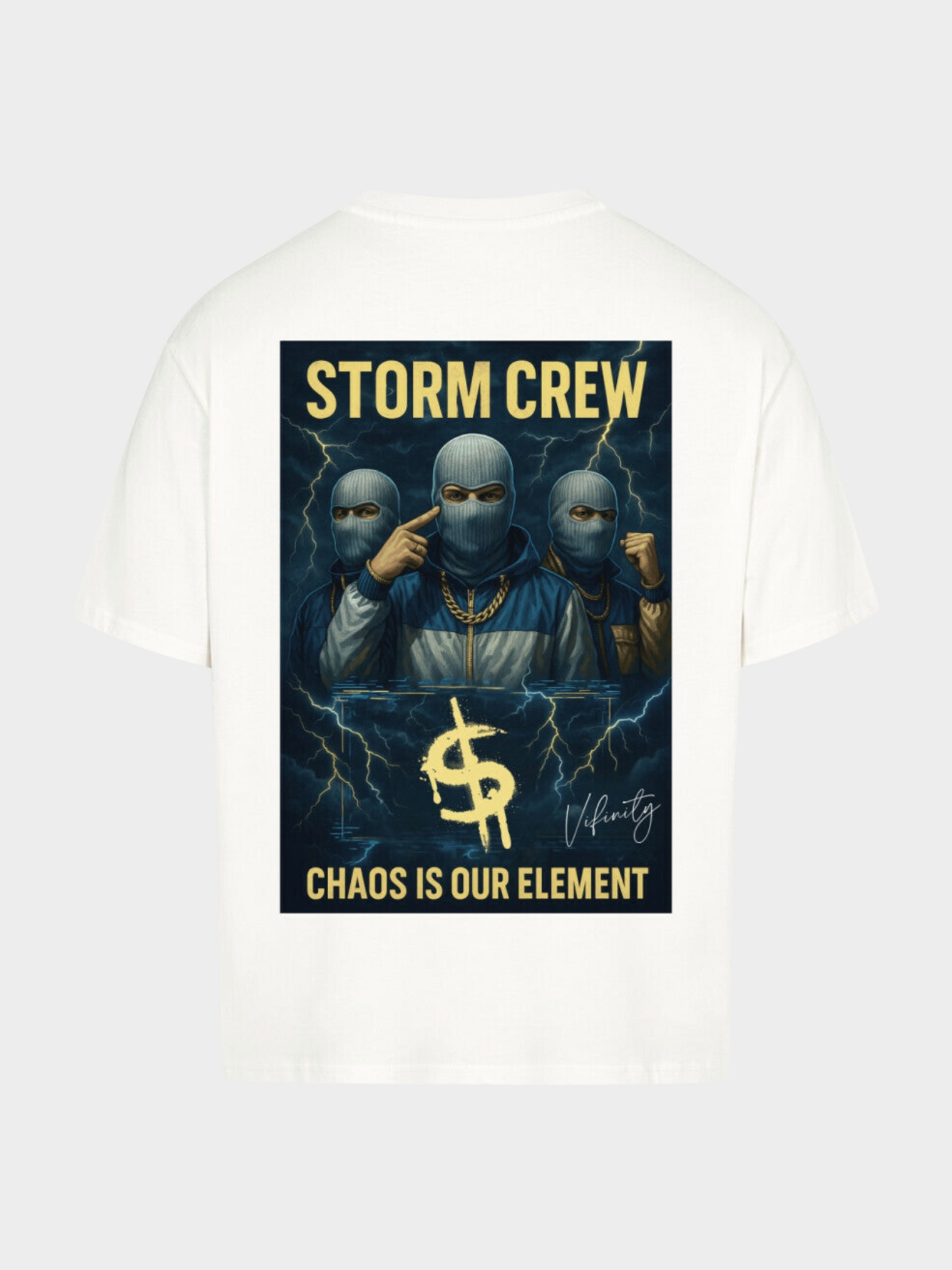 Vyfinity Storm Crew T-Shirt in Weiß, Rückseite. Großer Print mit drei maskierten Figuren, goldenem Dollarzeichen und Schriftzügen „Storm Crew“ und „Chaos is our Element“. Oversize Streetwear für urbanen Style.