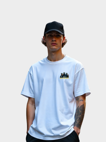 Vyfinity Storm Crew T-Shirt in Weiß, Modelshot Frontansicht. Kleiner Brustprint mit drei maskierten Figuren, darüber „STORM CREW“ und darunter „CHAOS IS OUR ELEMENT“. Lockerer Oversized Fit, moderner Streetwear Style.