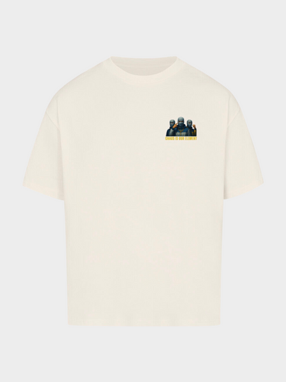 Vyfinity Storm Crew T-Shirt in Weiß, Vorderseite. Kleiner Brustprint mit drei maskierten Figuren und gelber Aufschrift „Chaos is our Element“. Urban Streetwear Statement im minimalistischen Look.