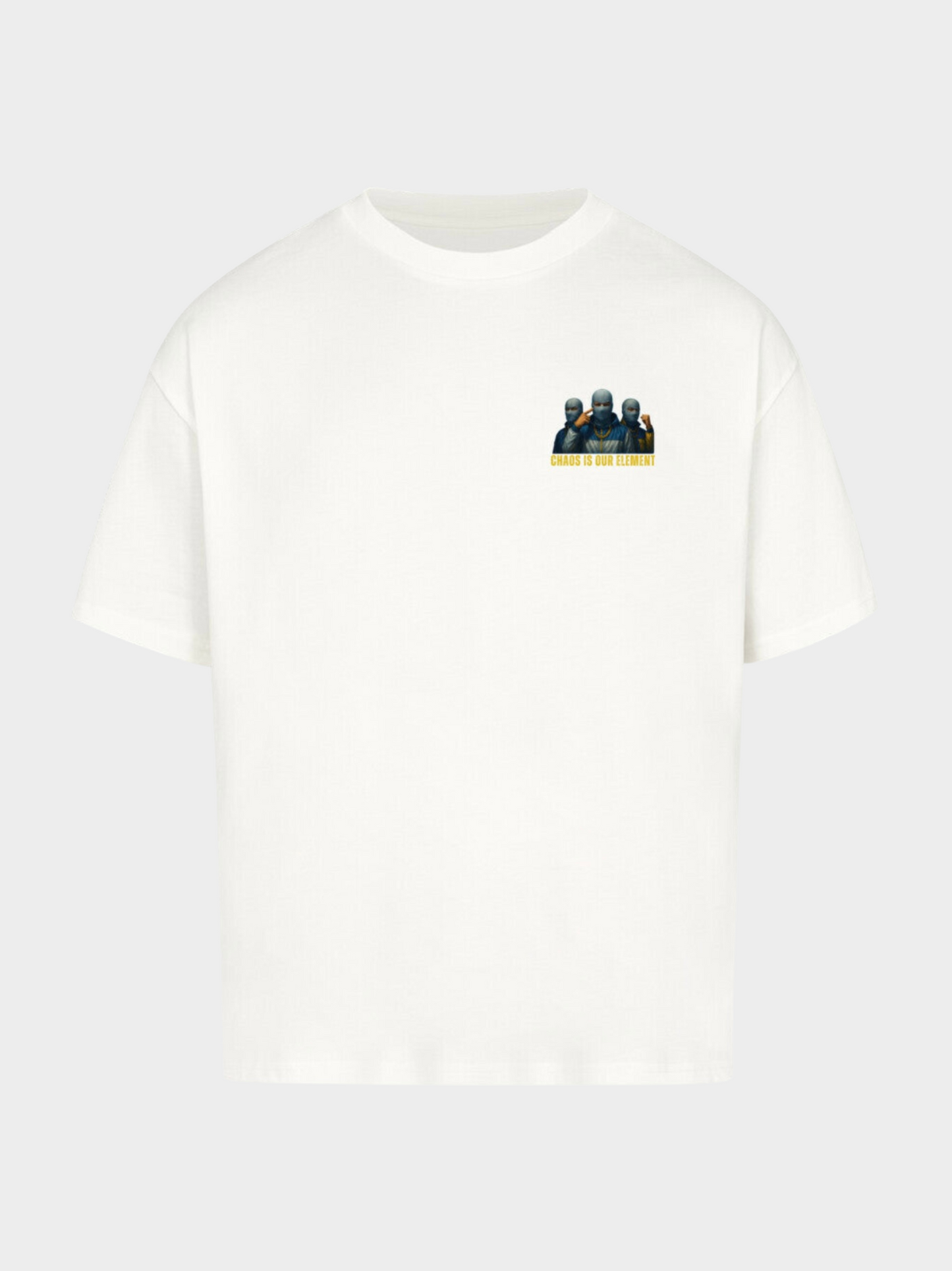Vyfinity Storm Crew T-Shirt in Weiß, Vorderseite. Kleiner Brustprint mit drei maskierten Figuren und gelbem Schriftzug „Chaos is our Element“. Oversize Streetwear für urbanen Look.