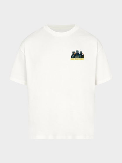 Vyfinity Storm Crew T-Shirt in Weiß, Vorderseite. Kleiner Brustprint mit drei maskierten Figuren und gelbem Schriftzug „Chaos is our Element“. Oversize Streetwear für urbanen Look.