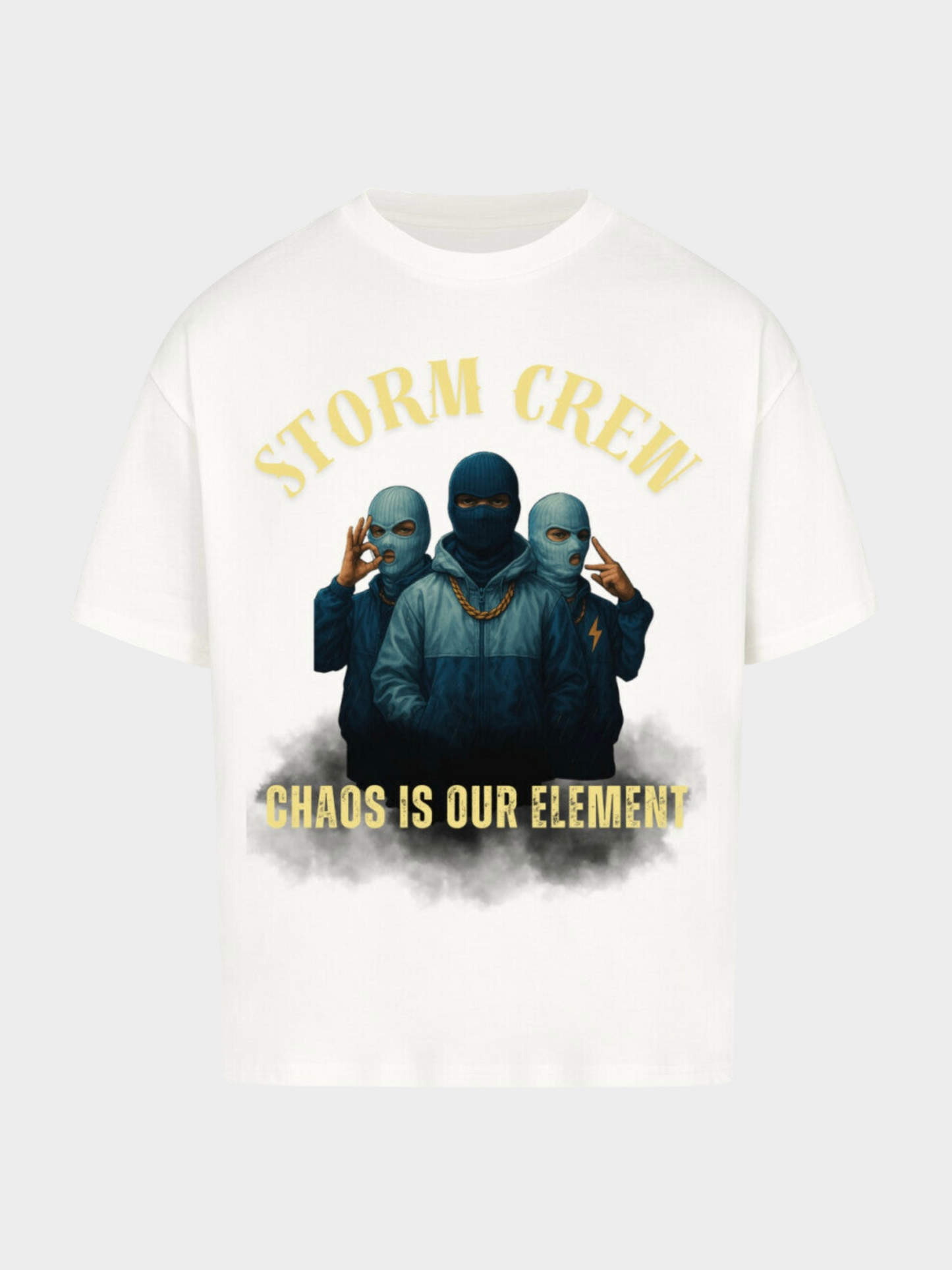 Vyfinity Storm Crew T-Shirt in Weiß, Frontansicht. Auffälliger Print mit drei maskierten Figuren, goldener Schriftzug „STORM CREW“ darüber und „CHAOS IS OUR ELEMENT“ darunter. Urbanes Oversized-Streetwear-Design.