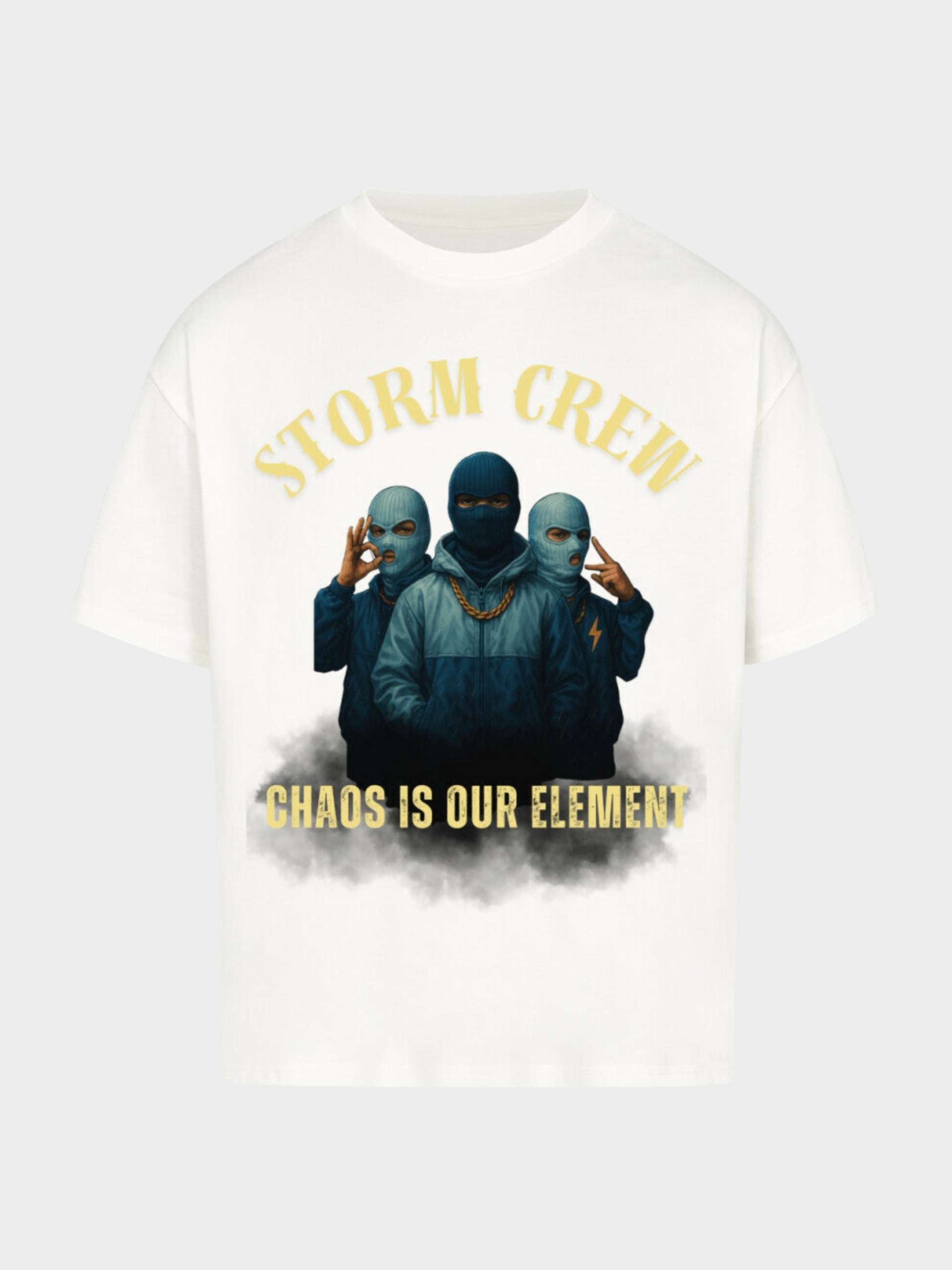Vyfinity Storm Crew T-Shirt in Weiß, Frontansicht. Auffälliger Print mit drei maskierten Figuren, goldener Schriftzug „STORM CREW“ darüber und „CHAOS IS OUR ELEMENT“ darunter. Urbanes Oversized-Streetwear-Design.