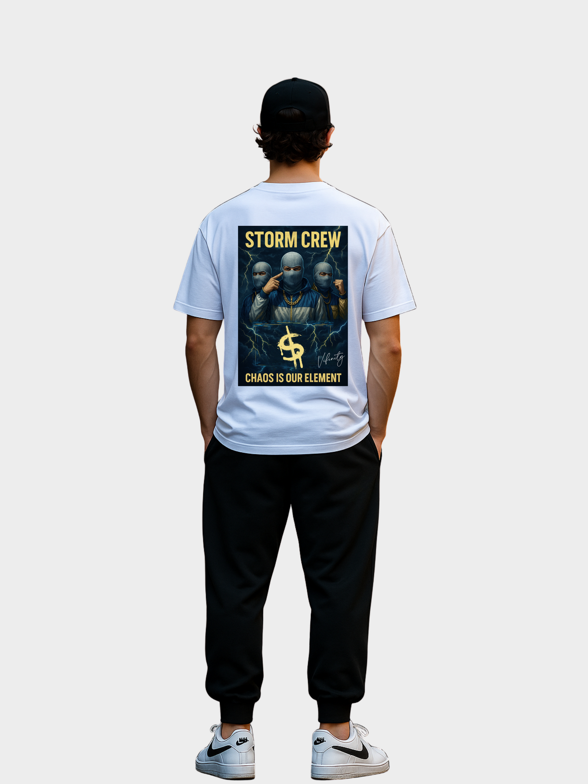 Vyfinity Storm Crew T-Shirt in Weiß, Modelshot Rückansicht. Großes Backprint-Design mit drei maskierten Figuren, goldener Schrift „Storm Crew“ und „Chaos is our Element“, ergänzt durch ein goldenes Dollarzeichen mit Blitz und Vyfinity-Signatur. Urban Streetwear Style.