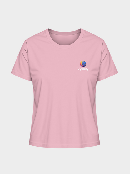 Damen-T-Shirt in zartem Cotton Pink mit elegantem Vyfinity-Logo auf der Brust – femininer Look, perfekt für Freizeit, Streetwear und trendbewusste Outfits.