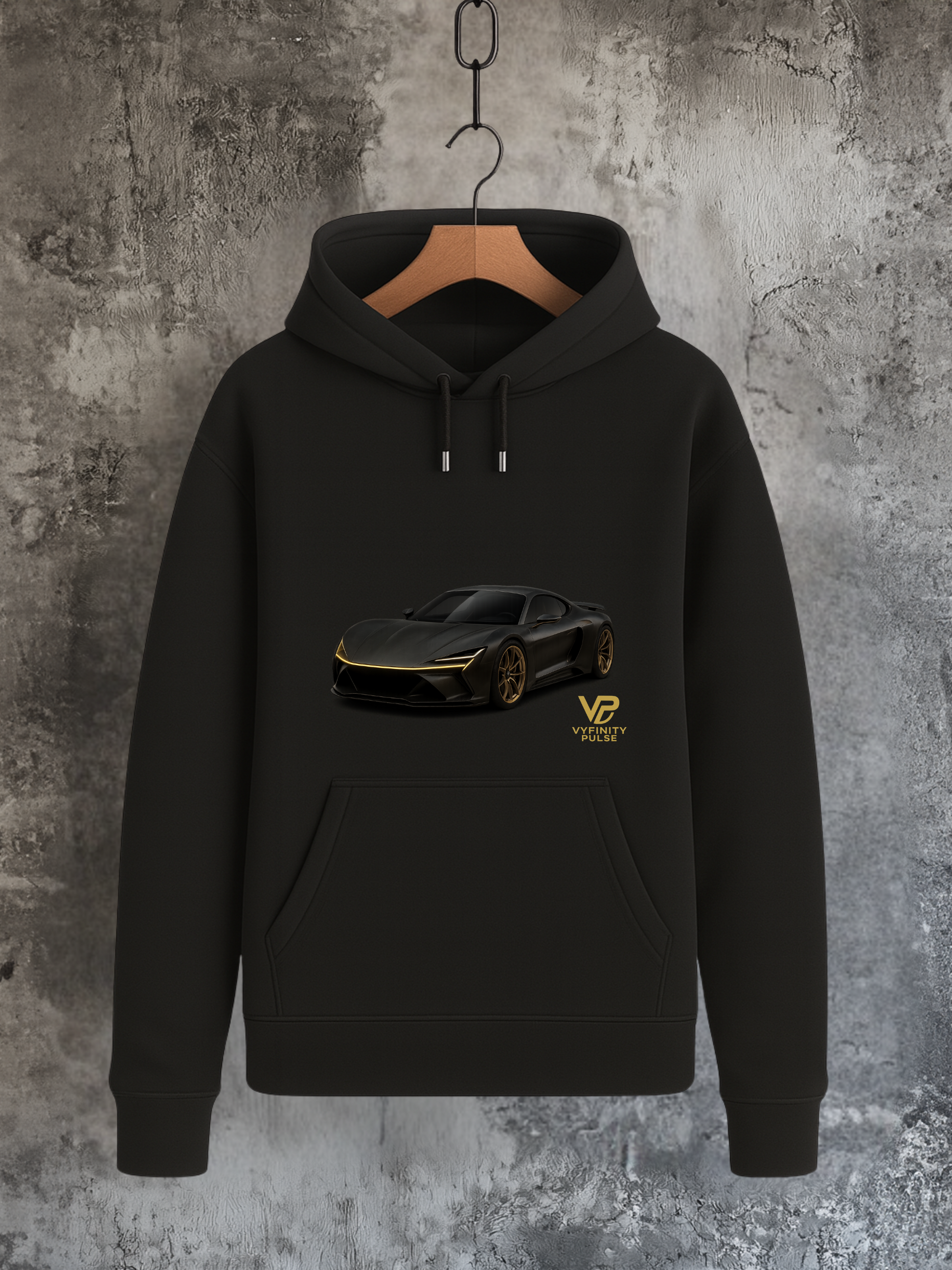 Schwarzer Vyfinity Hoodie mit goldenem VP-Sportwagen-Motiv auf Vorderseite, hochwertiges Produkt-Mockup vor grauer Betonwand