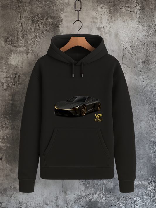 Schwarzer Vyfinity Hoodie mit goldenem VP-Sportwagen-Motiv auf Vorderseite, hochwertiges Produkt-Mockup vor grauer Betonwand
