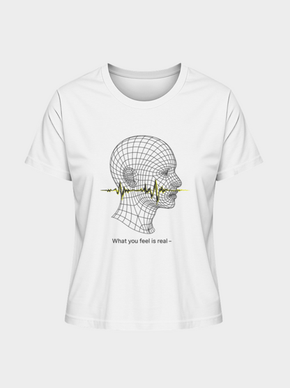 Weißes Vyfinity T-Shirt mit futuristischem Linienkopf-Design und gelbem Soundwave-Detail. Darunter der Schriftzug „What you feel is real –“. Moderner Streetwear-Style, minimalistisch und kunstvoll.