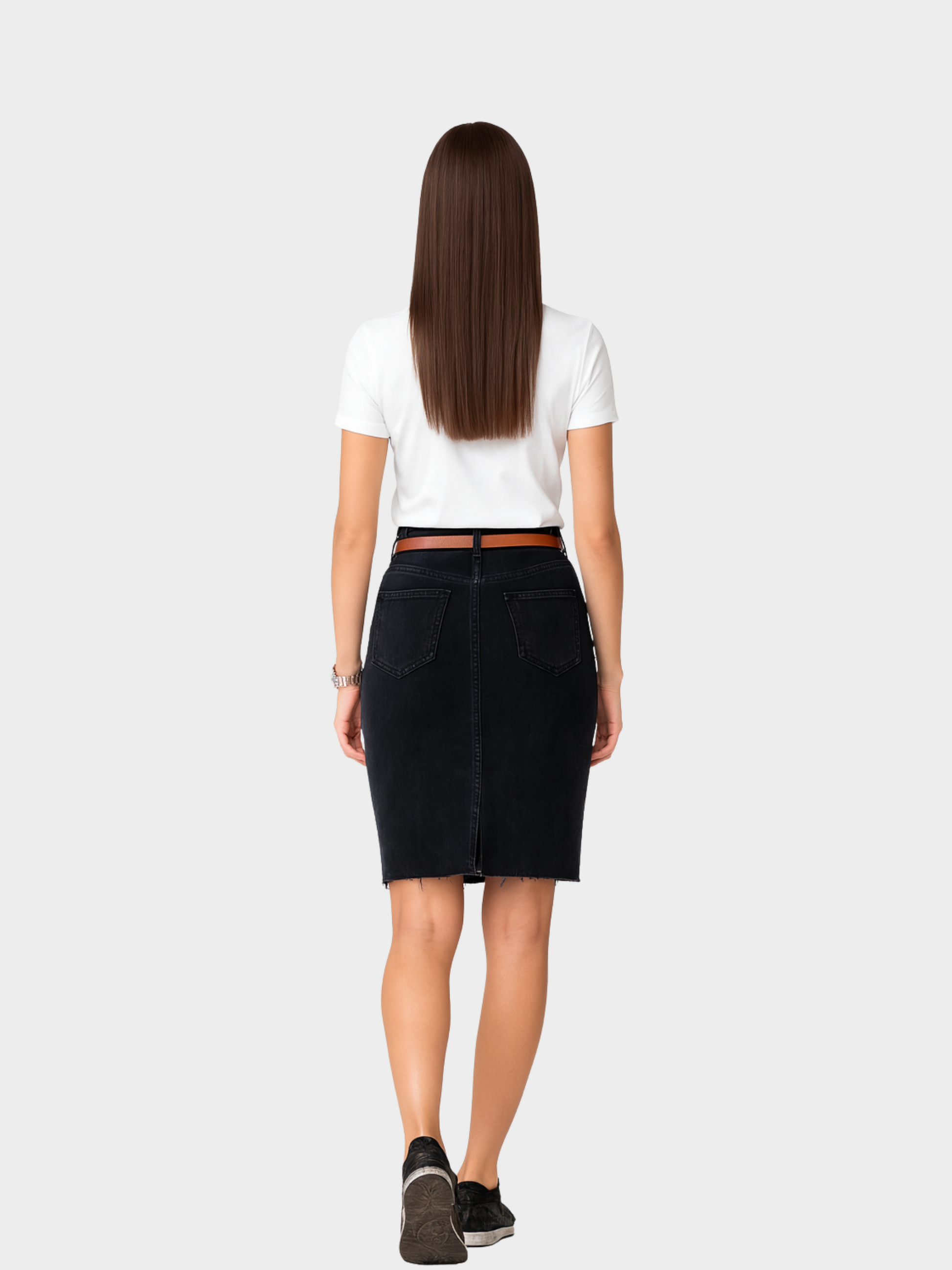 Rückansicht Vyfinity Damen T-Shirt in Weiß, getragen von Model mit schwarzem Rock. Klassische Passform mit Rundhalsausschnitt, Rückseite ohne Print. Minimalistischer Streetwear-Style für vielseitige Outfits.