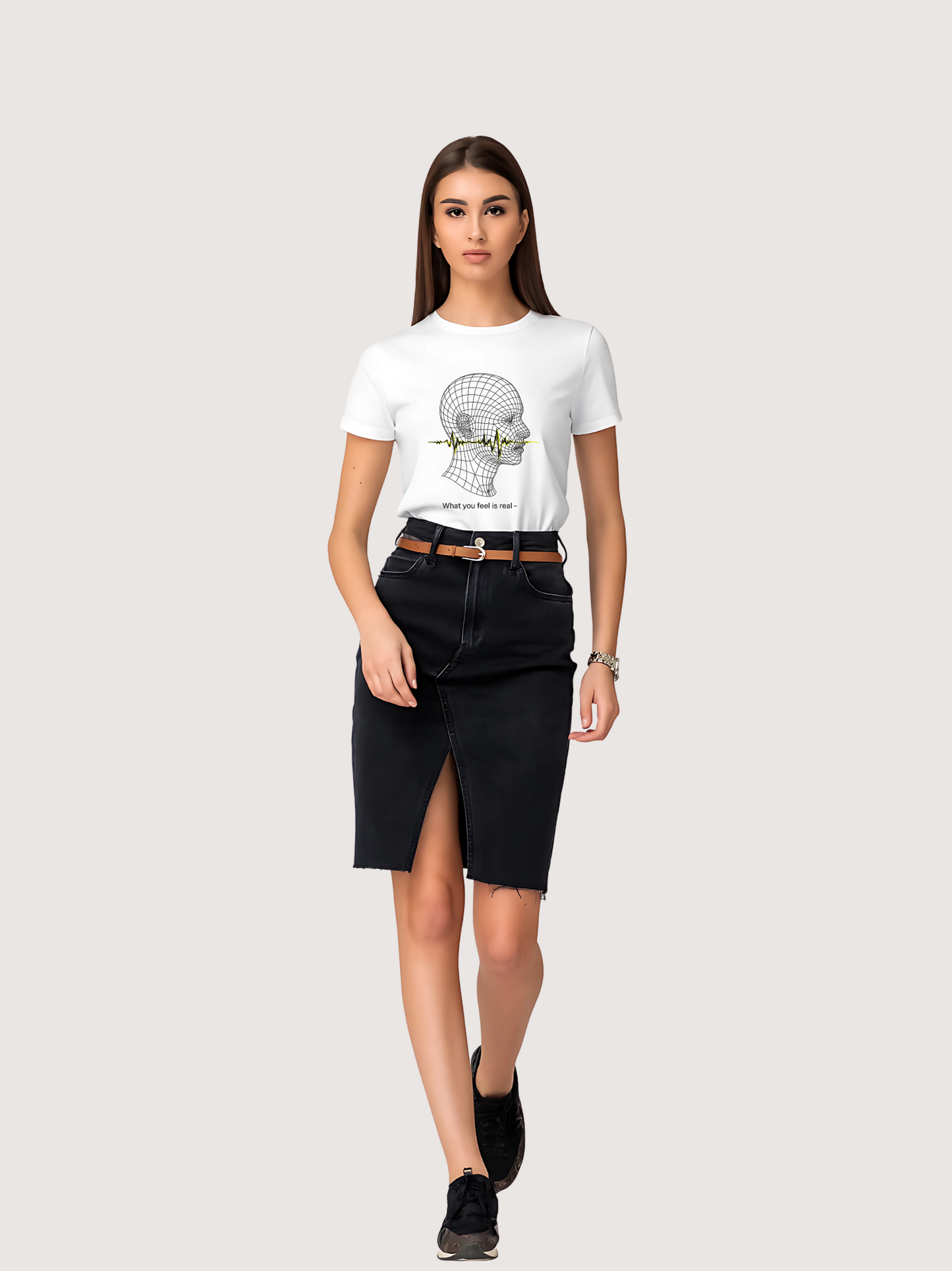 Vyfinity Damen T-Shirt „What you feel is real –“ in Weiß, getragen von Model mit schwarzem Rock. Design mit 3D-Drahtgitter-Kopf und goldener Soundwave. Moderner, futuristischer Streetwear-Style für Fashion-Liebhaber.