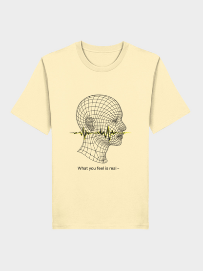 Gelbes Vyfinity Unisex T-Shirt mit geometrischem Linienkopf-Design. Eine gelbe Soundwave verläuft quer durch den Kopf, darunter der Satz „What you feel is real –“. Stylisches Statement-Shirt für Streetwear, Urban Style und kreative Outfits.