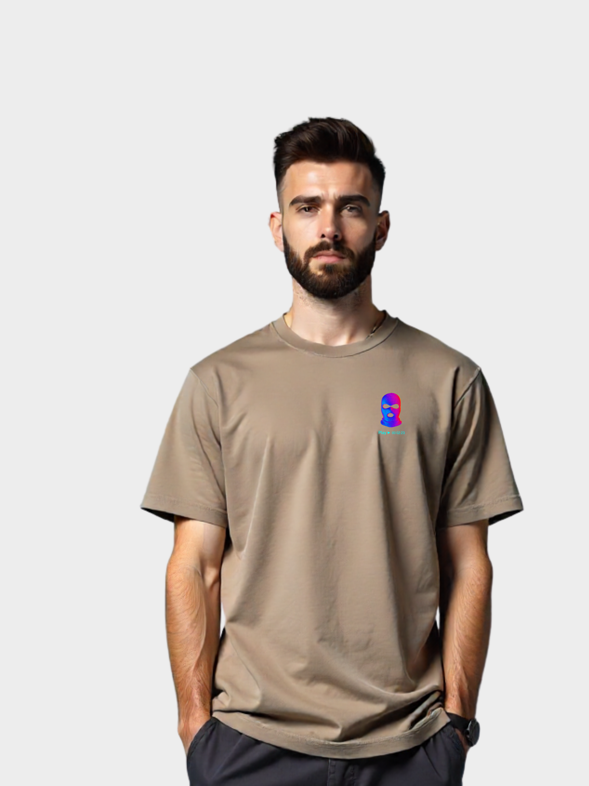 Vyfinity White Noise Syndrome T-Shirt in Taupe Beige mit kleinem futuristischen Kopfhörer-Frontprint und Schriftzug, minimalistisches Cyberpunk Streetwear Design.