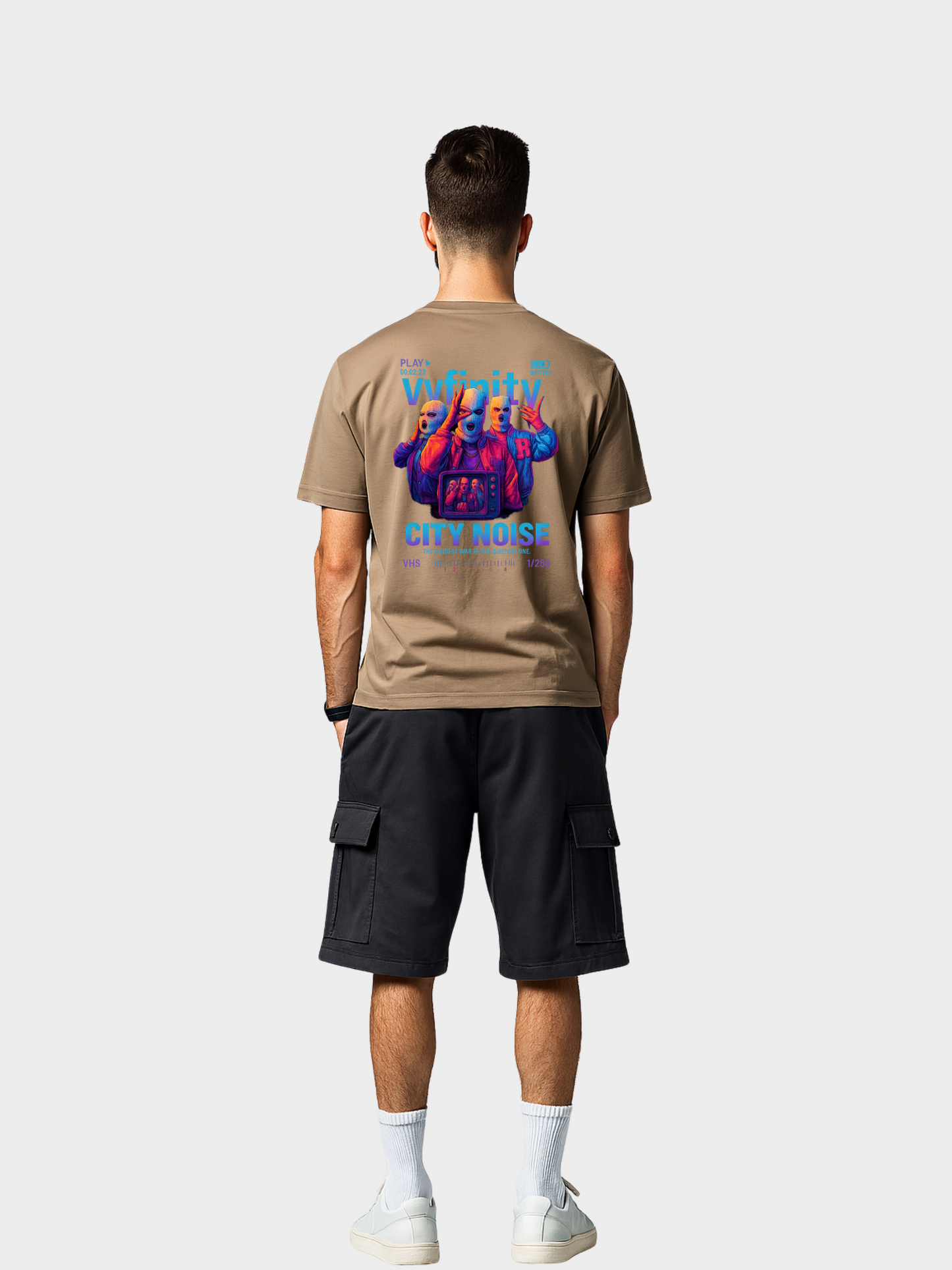 Vyfinity City Noise T-Shirt in Taupe Beige, getragen von Model, Rückansicht mit großem farbenfrohem Streetwear-Print in Neonoptik, urbaner Look.