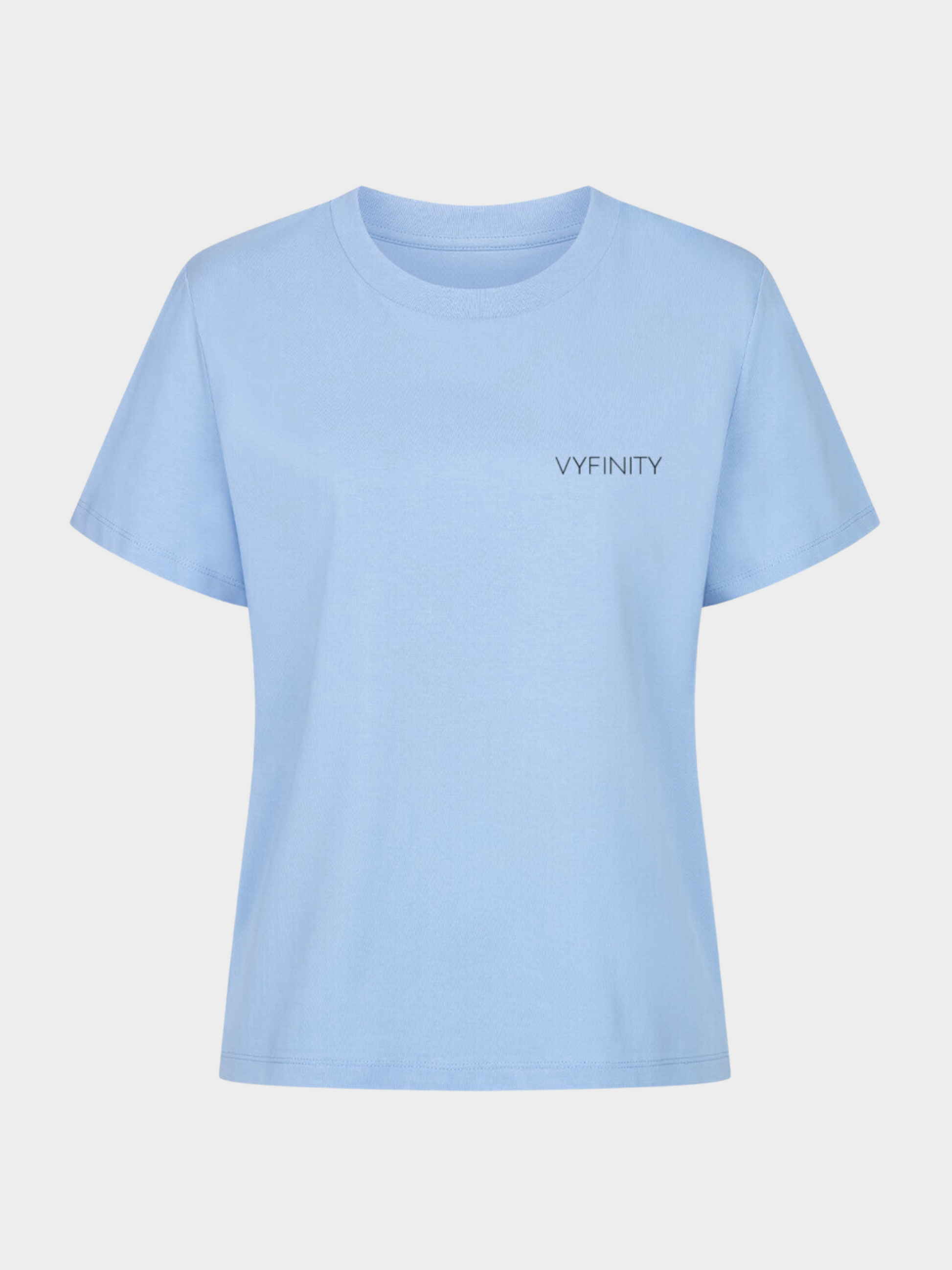 Hellblaues Vyfinity Classic T-Shirt in schlichter Flat-Lay Ansicht. Dezentes Vyfinity Logo auf der Brust links, moderner und minimalistischer Schnitt, ideal für Casual Streetwear Looks.