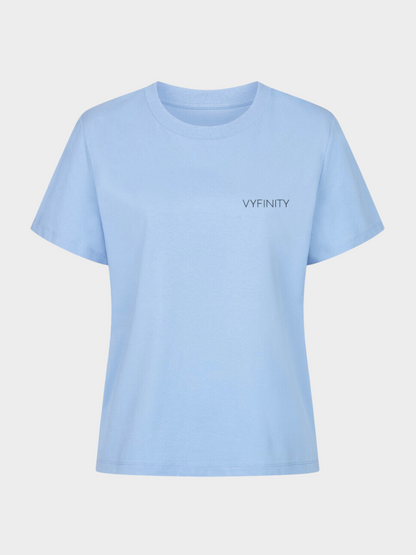Hellblaues Vyfinity Classic T-Shirt in schlichter Flat-Lay Ansicht. Dezentes Vyfinity Logo auf der Brust links, moderner und minimalistischer Schnitt, ideal für Casual Streetwear Looks.